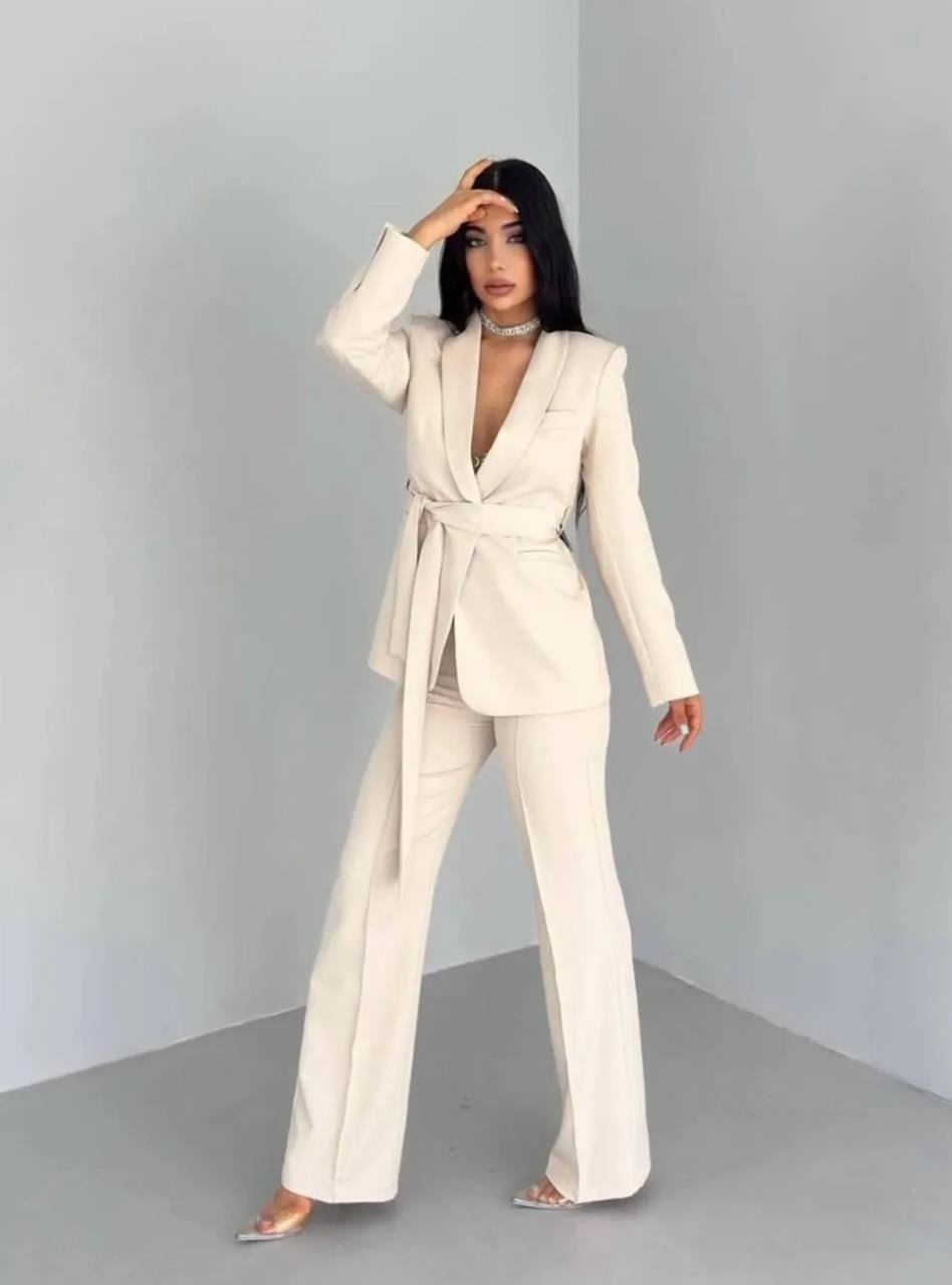 Krem Kuşaklı Blazer Takım