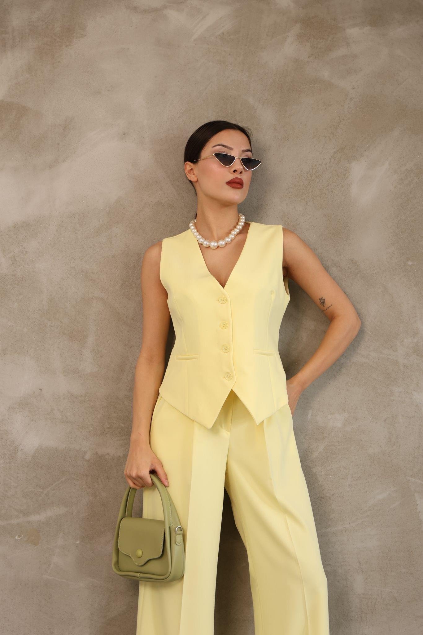 Sarı Düğmeli Yelek Pantolon Blazer Takım
