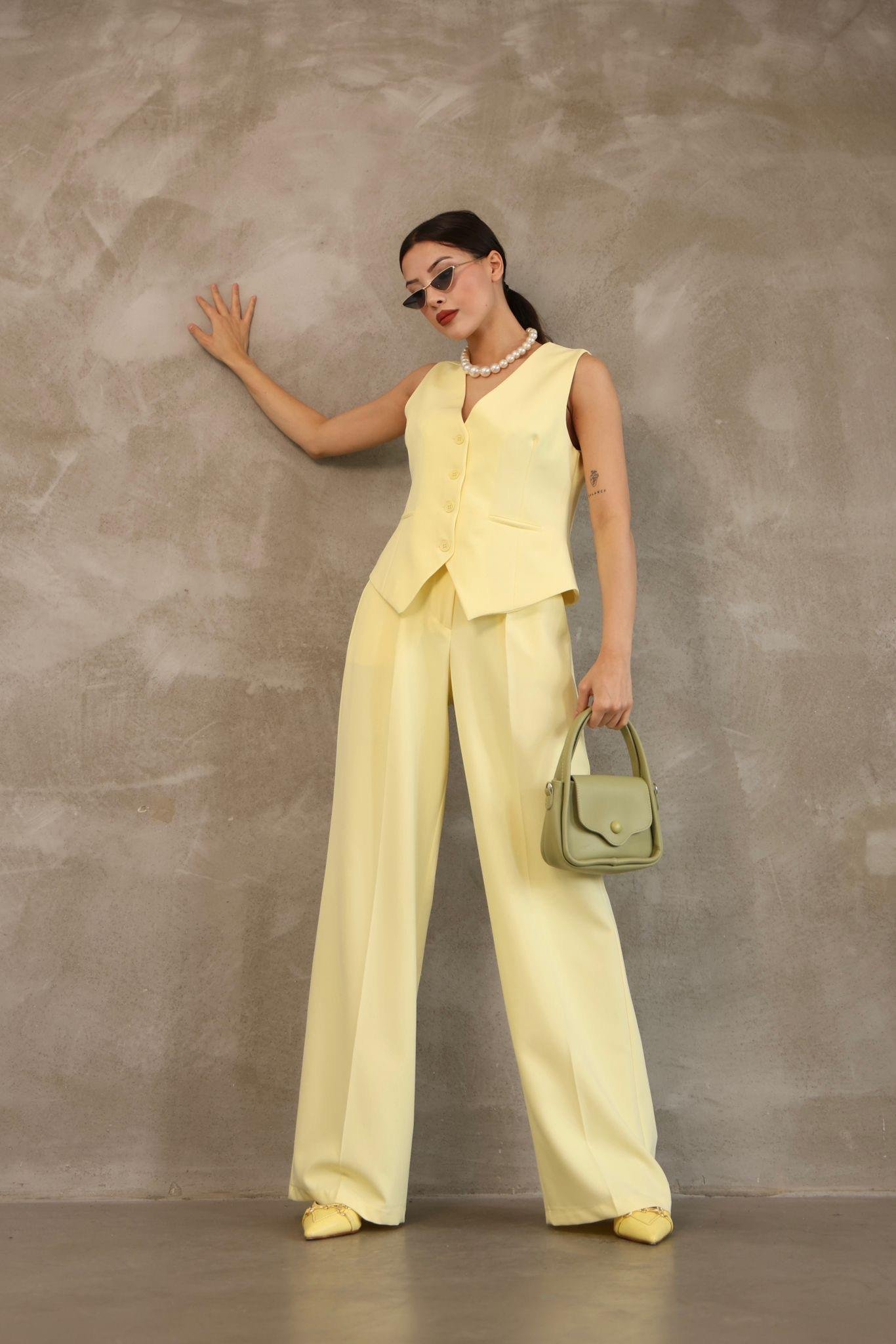 Sarı Düğmeli Yelek Pantolon Blazer Takım