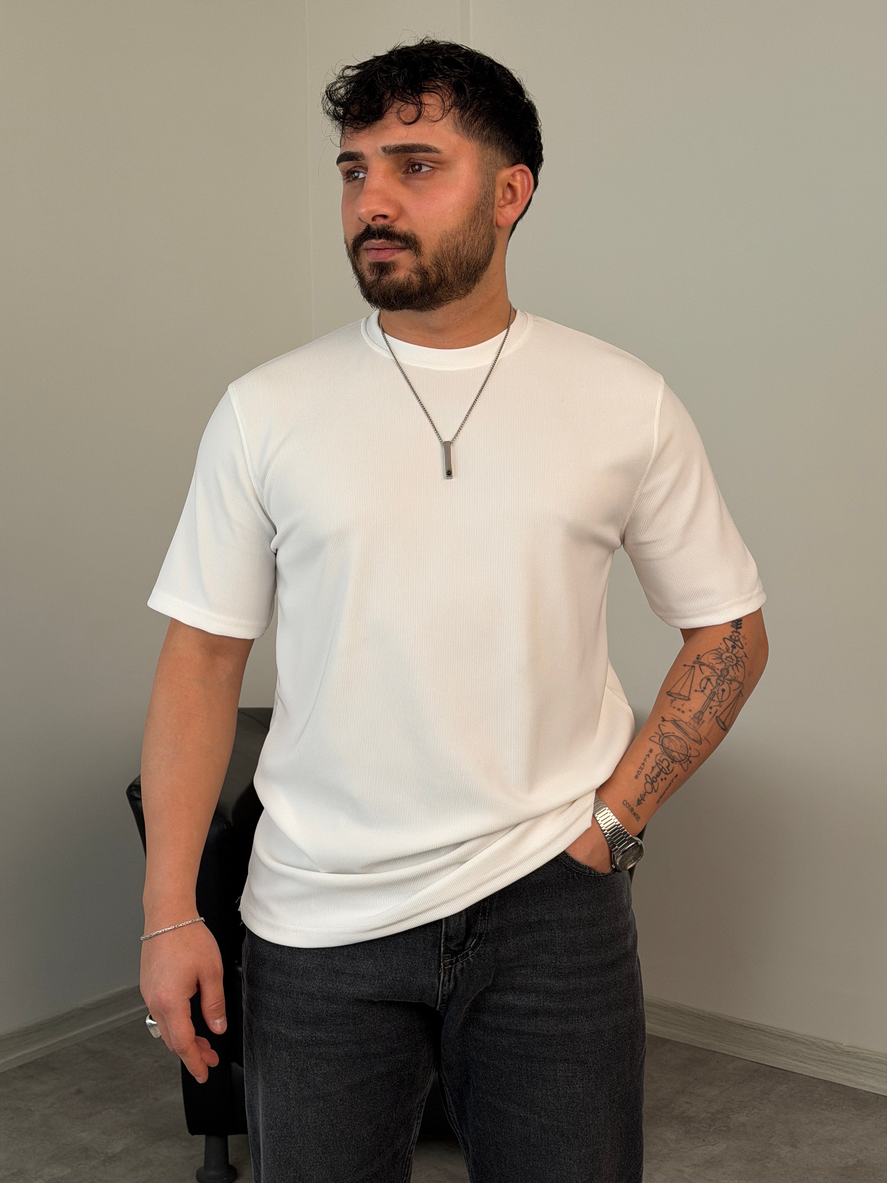 YIRTMAÇ DETAY BASİC TİŞÖRT BEYAZ