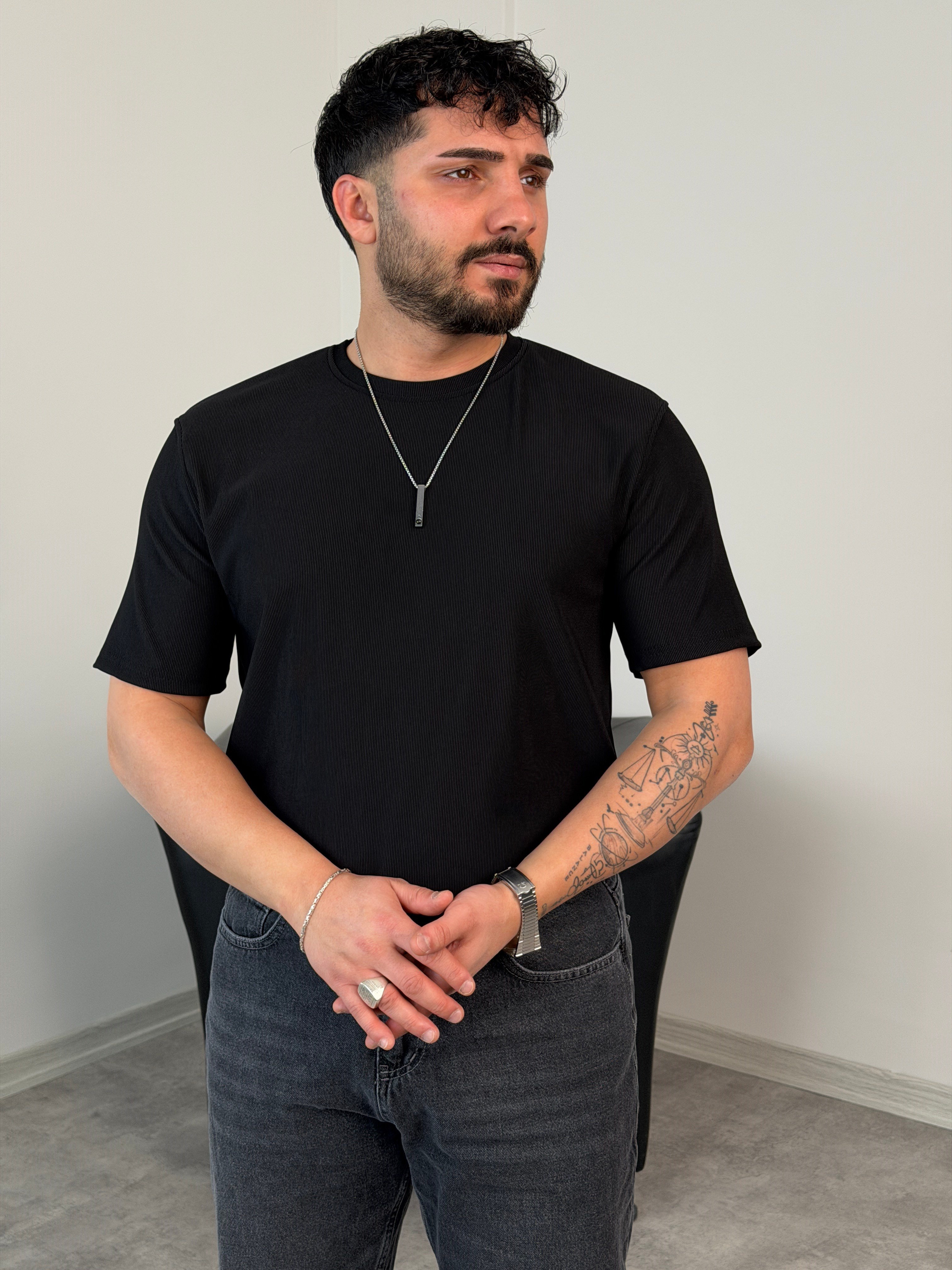 YIRTMAÇ DETAY BASİC TİŞÖRT SİYAH