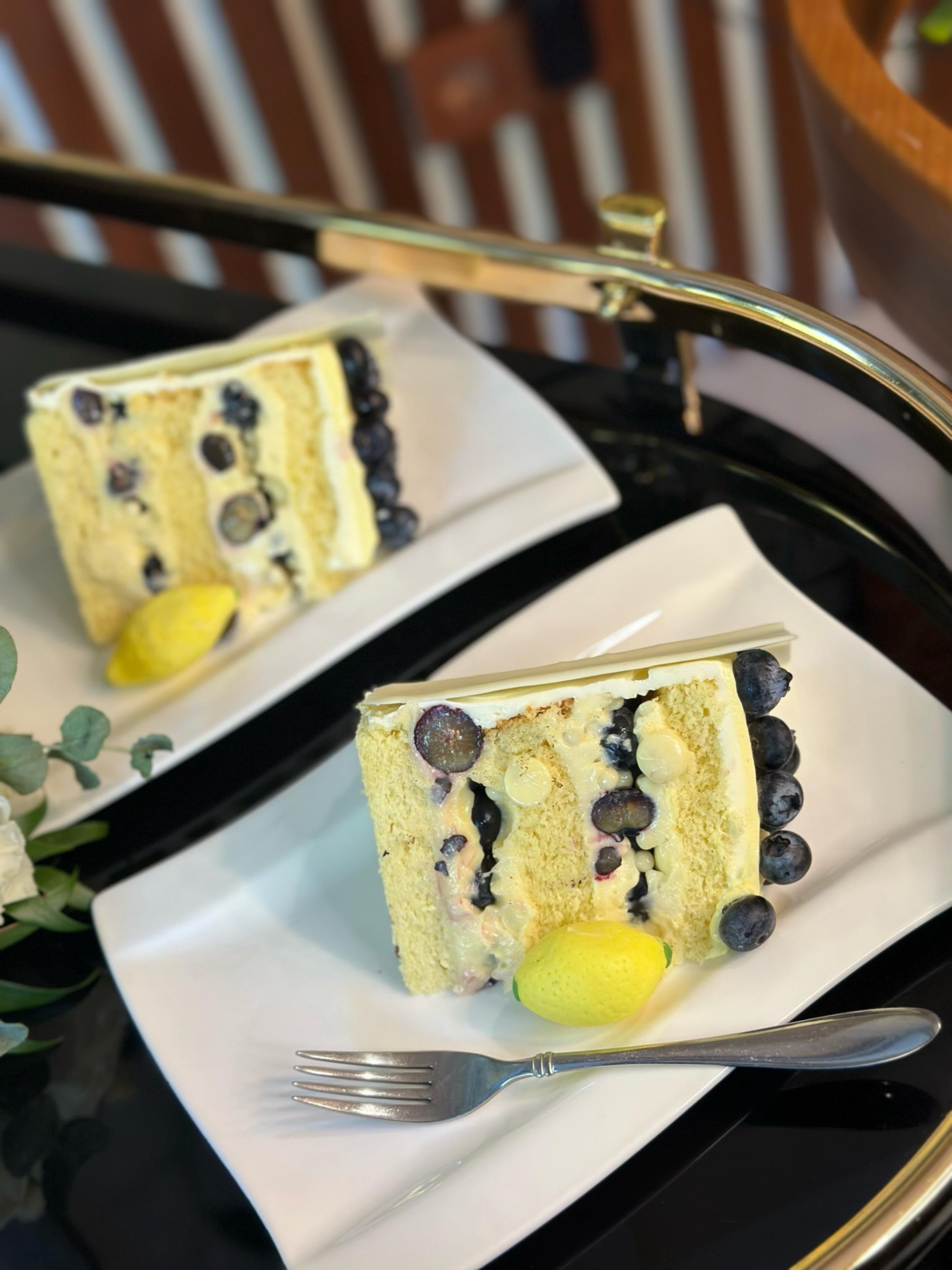 Limon, Yabanmersini, Böğürtlen ve Beyaz Çikolatalı Standart Pasta