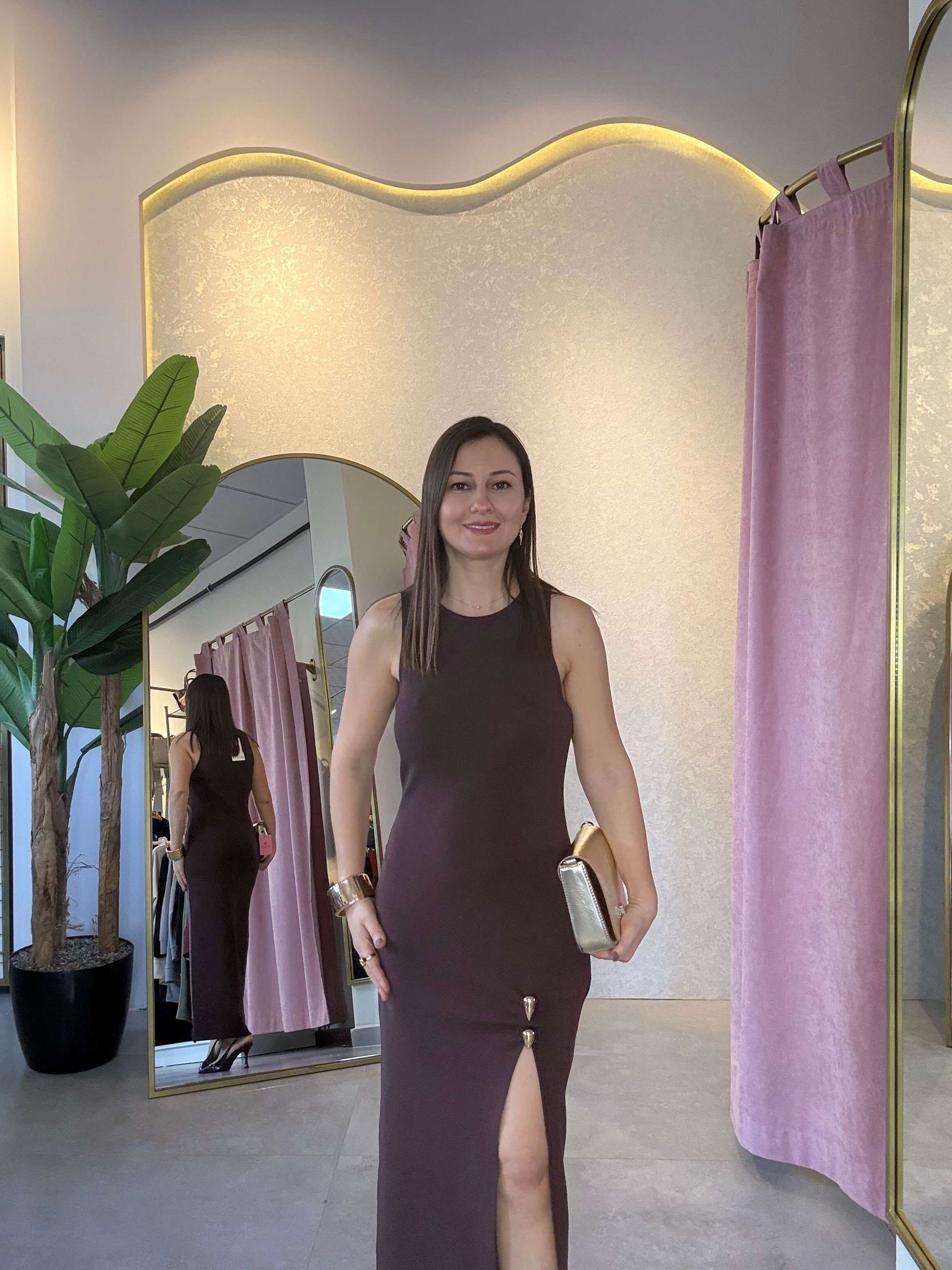 Aksesuar Detaylı Yırtmaçlı Kahve Triko Elbise