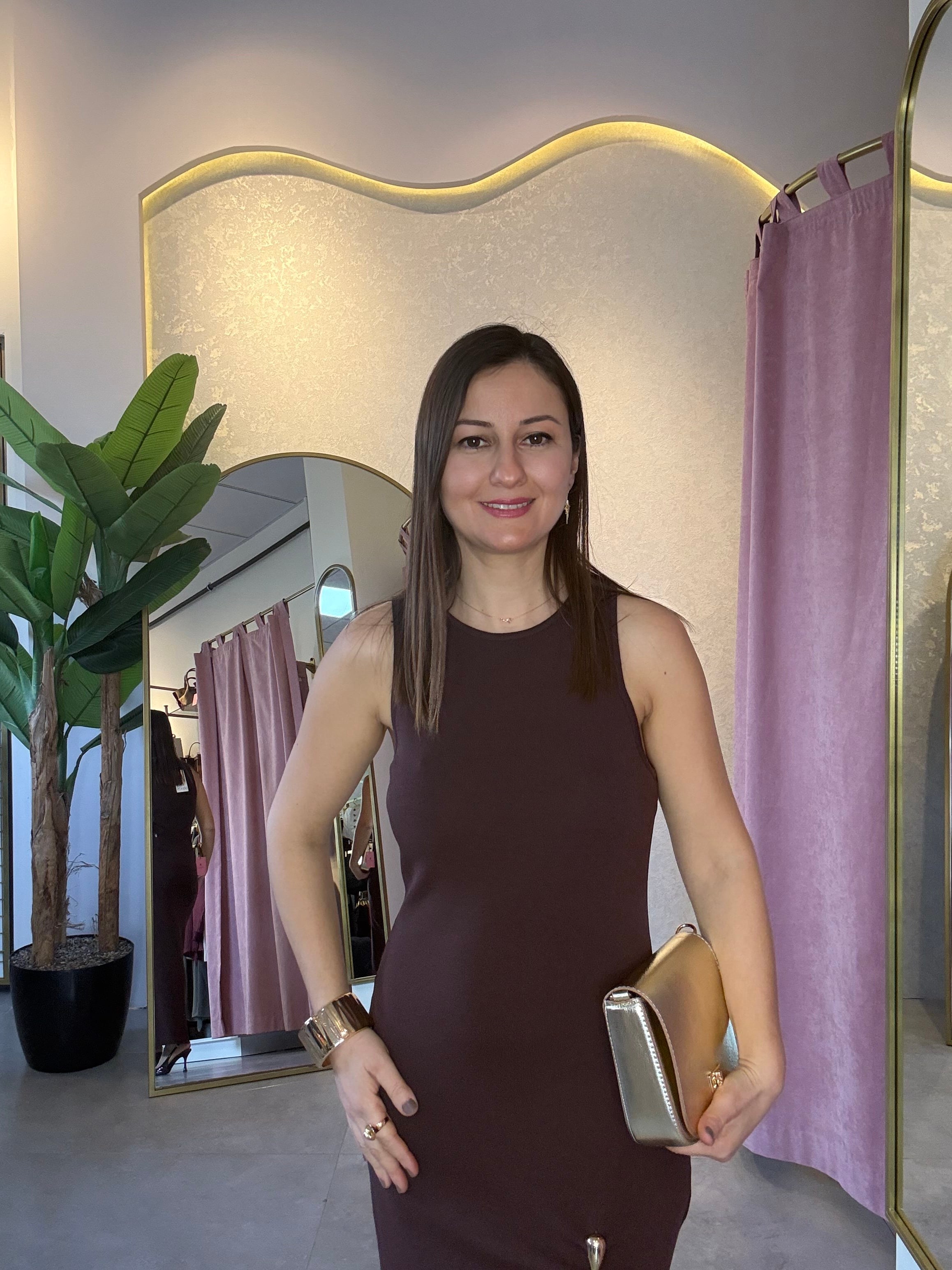 Aksesuar Detaylı Yırtmaçlı Kahve Triko Elbise