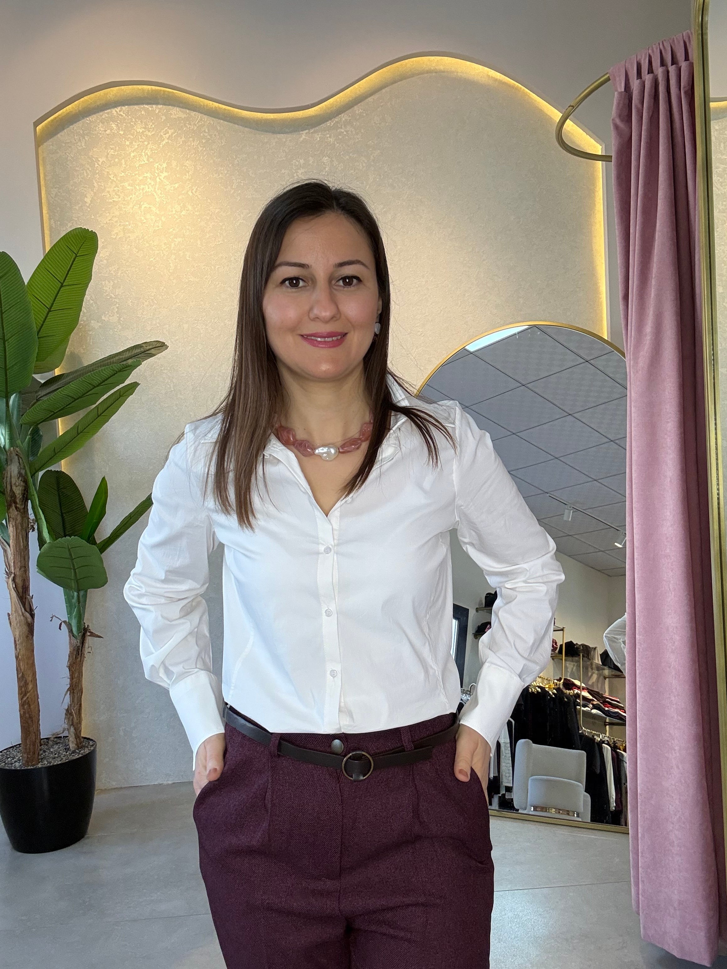 Beyaz Belden Oturmalı Gömlek