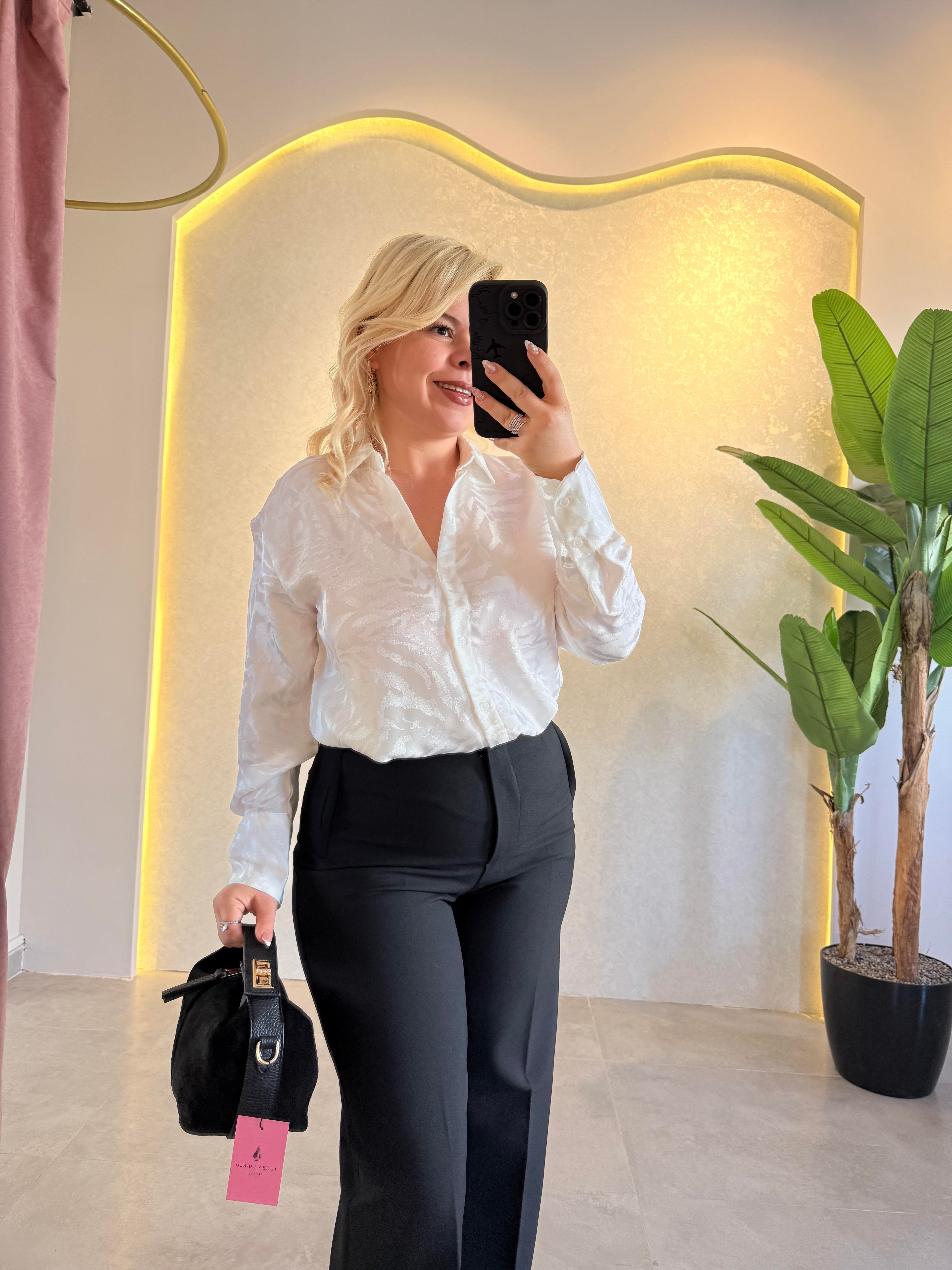 Beyaz Jakarlı Gömlek