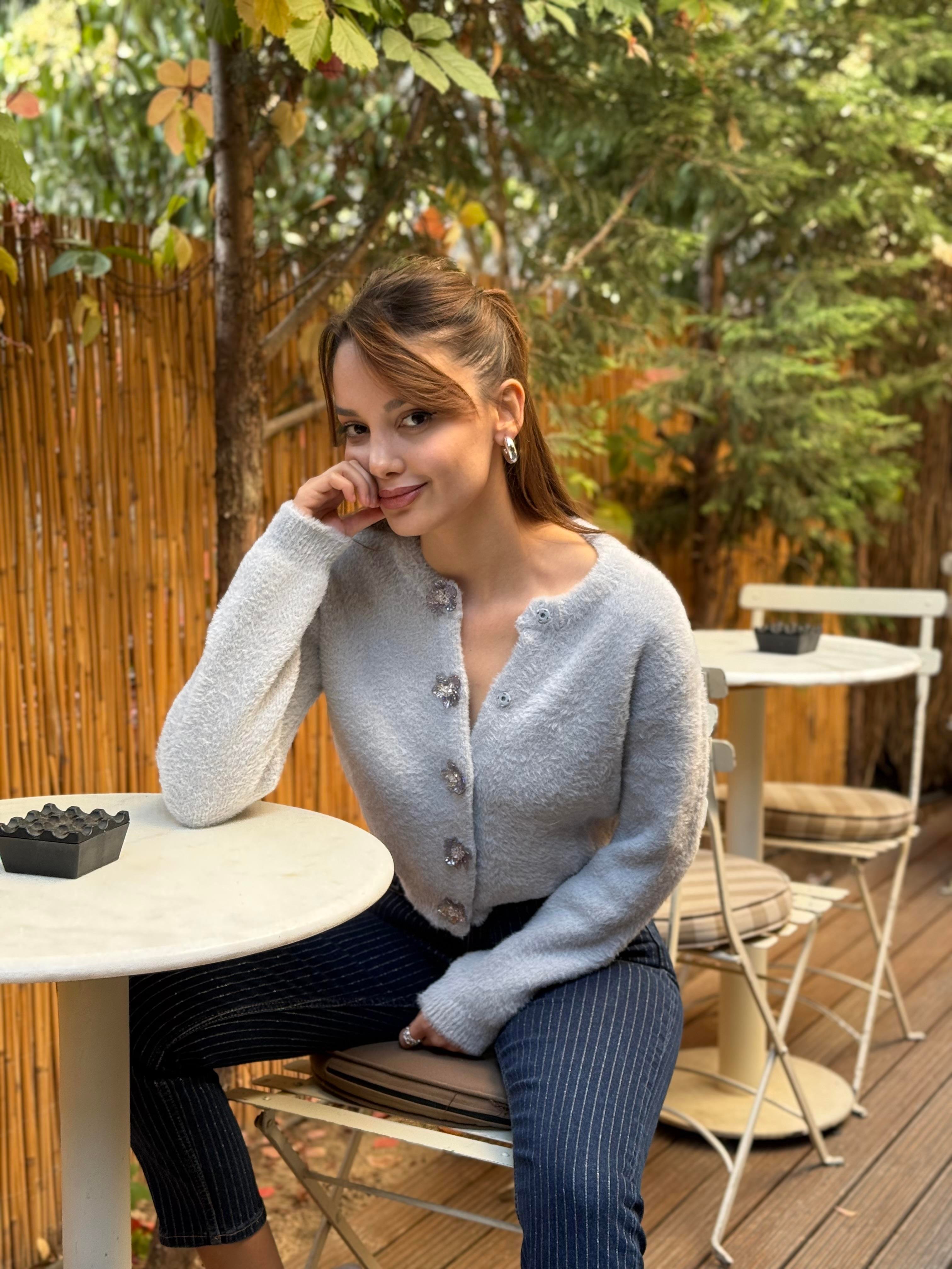 Gri Çiçek Düğmeli Yumoş Hırka