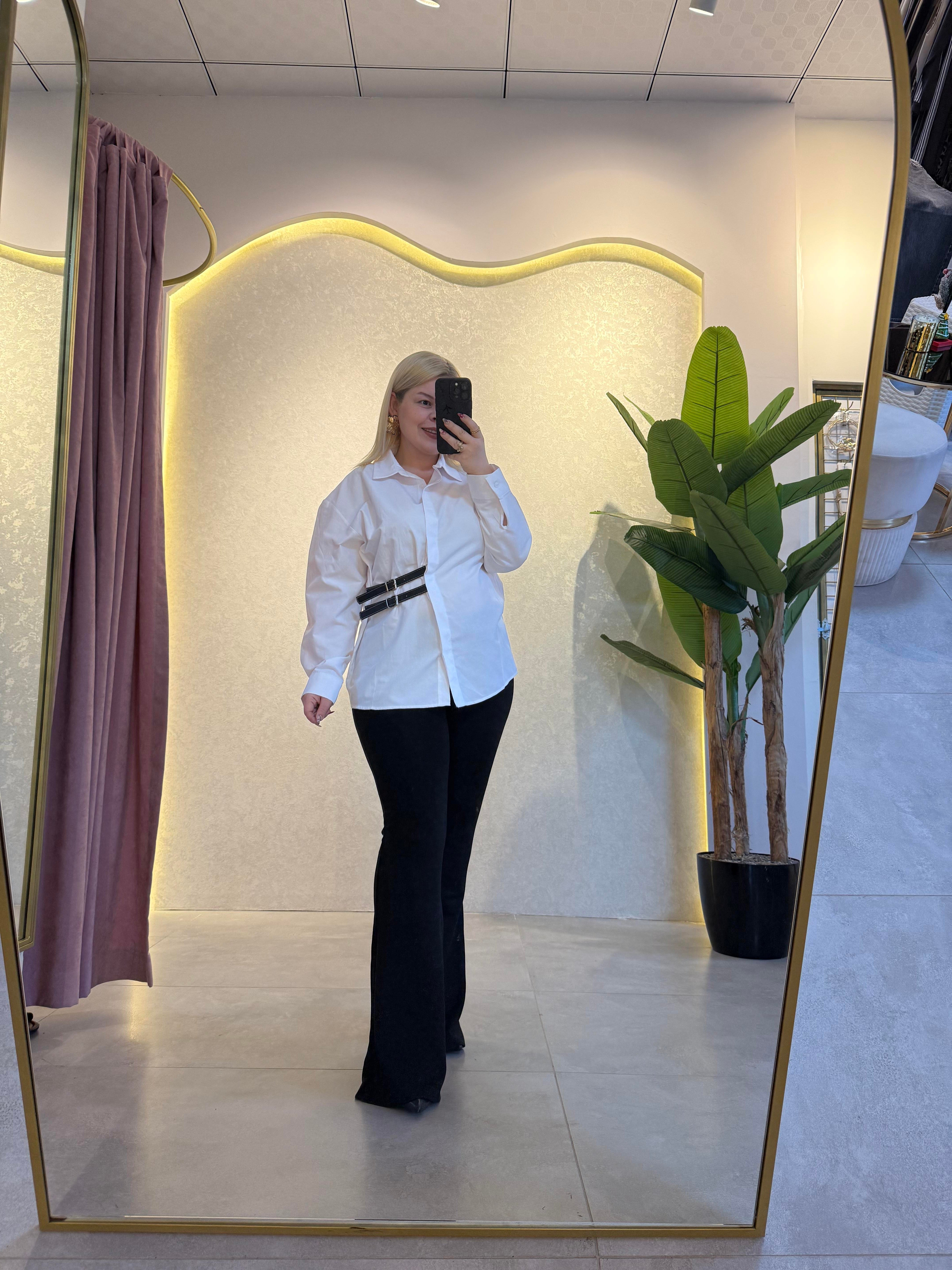 Kemer Detaylı Beyaz Gömlek