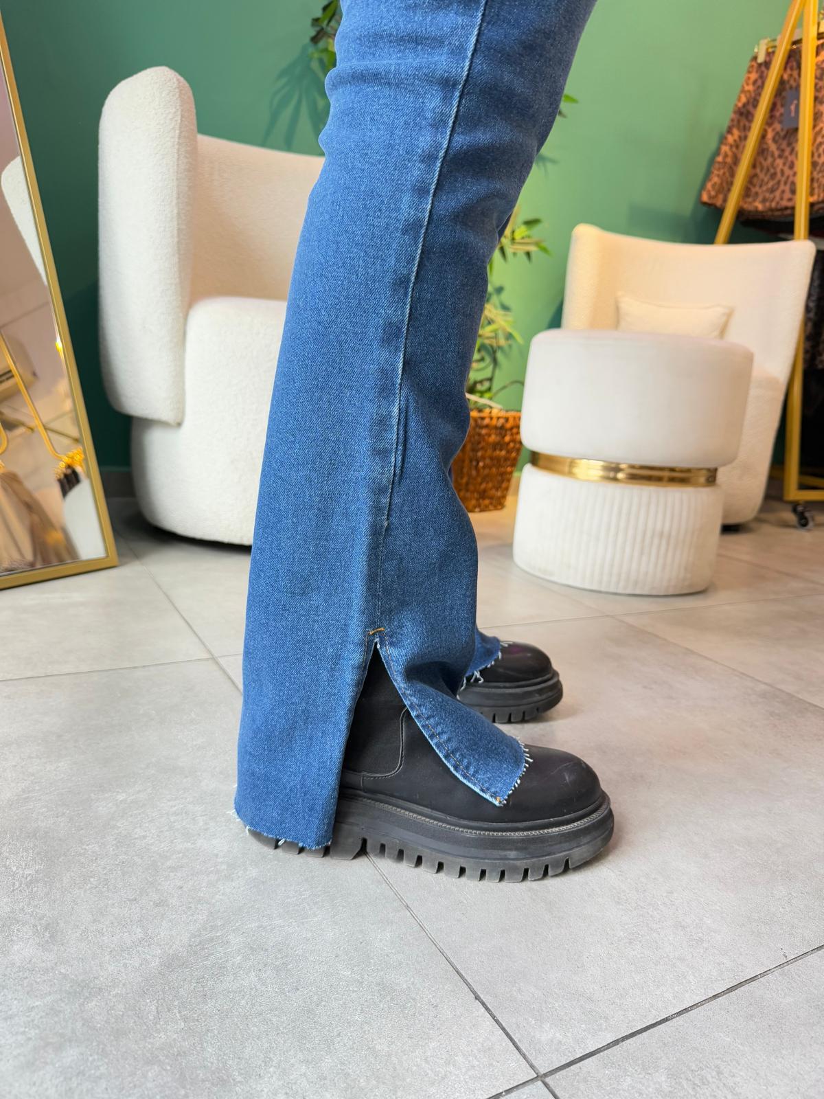 Paçası Yırtmaç Detaylı Jean