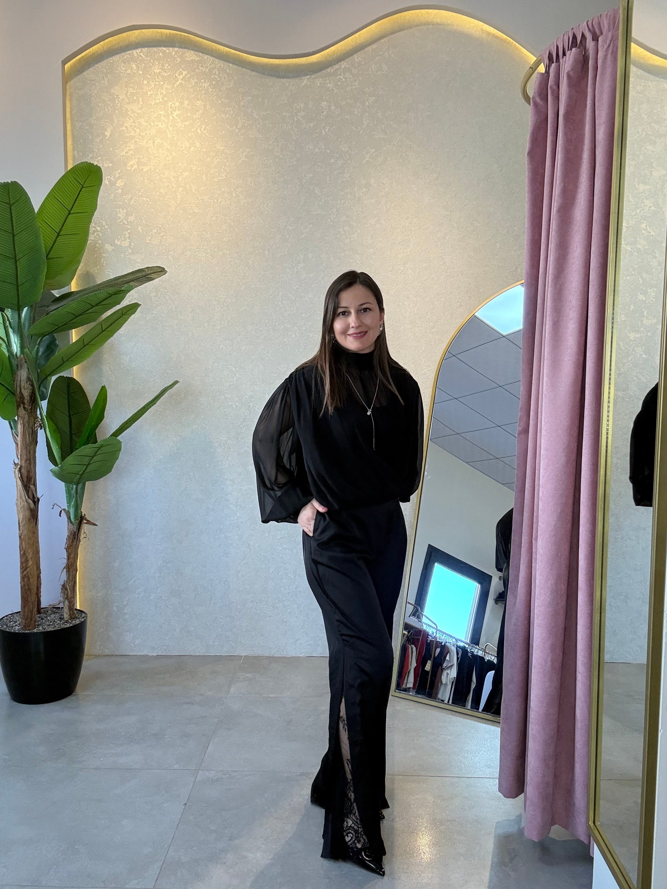 Siyah Paçası Dantel Detaylı Saten Pantolon