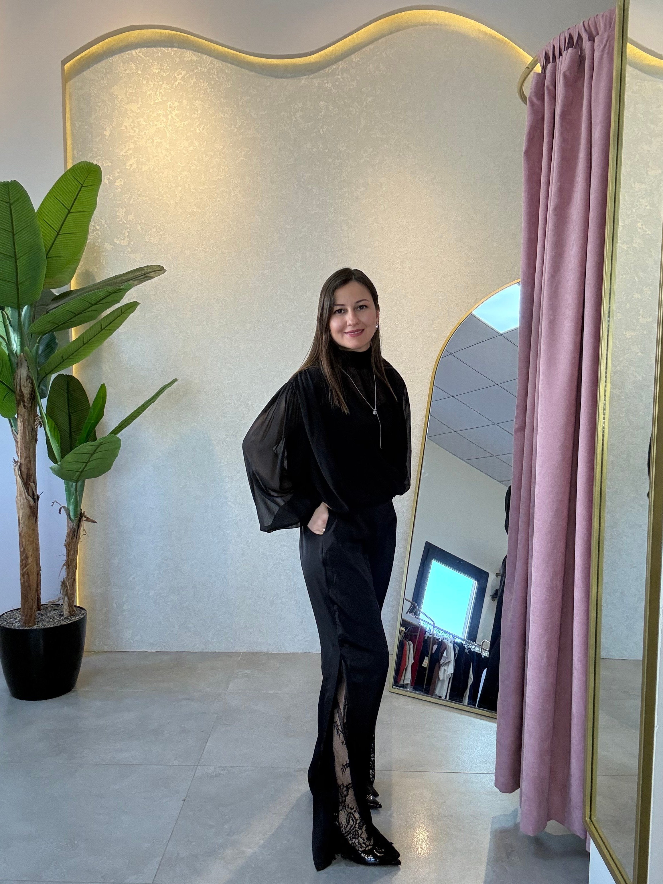 Siyah Paçası Dantel Detaylı Saten Pantolon