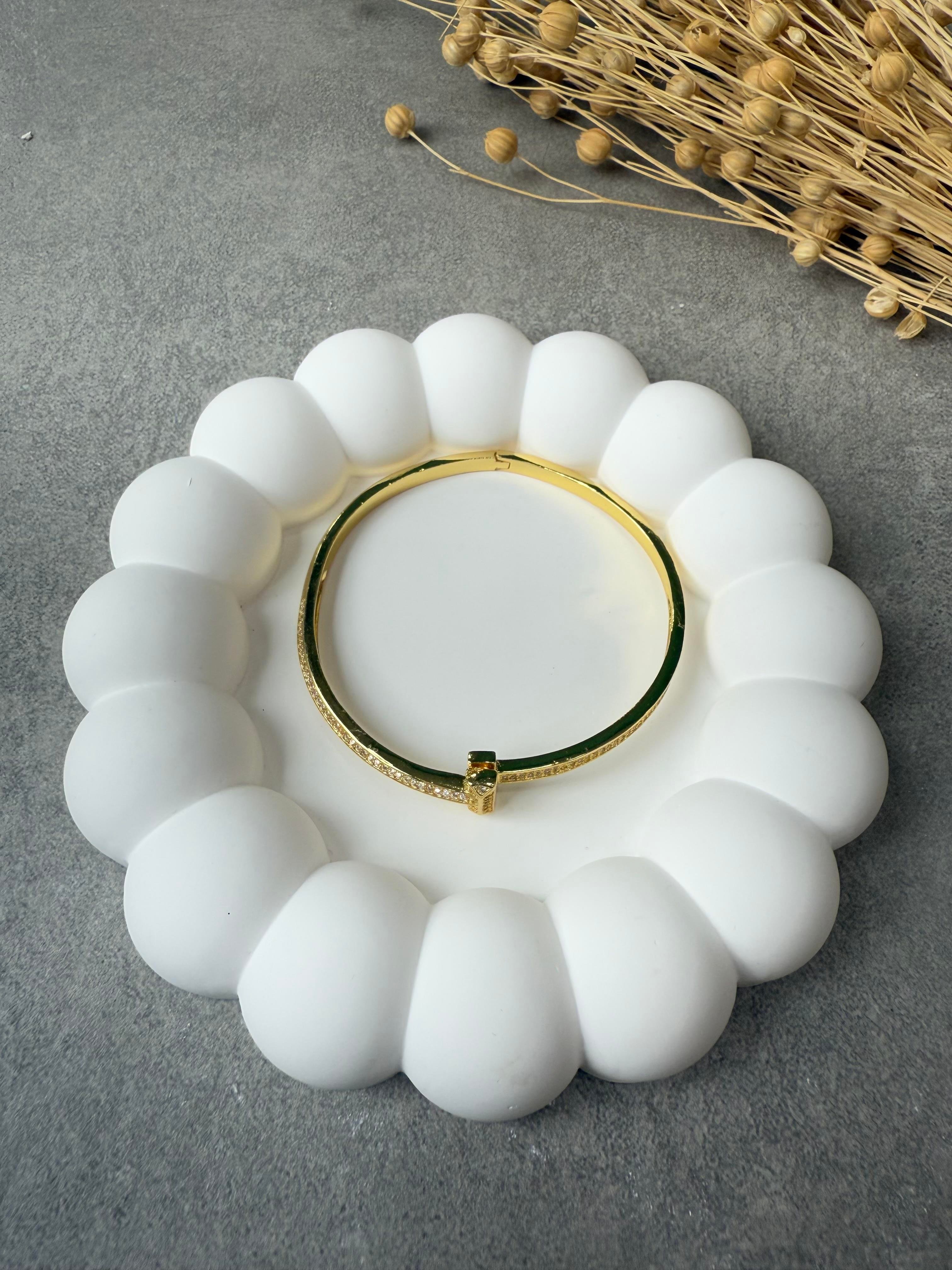 Taşlı Gold T Bilezik