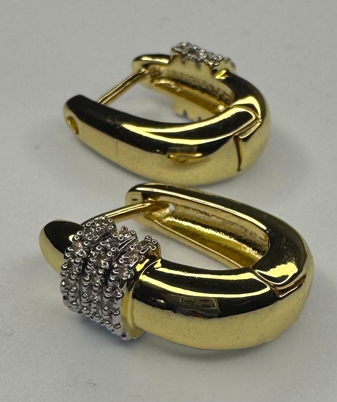 GOLD KAPLAMA BOMBELİ ZİRKON TAŞ DETAYLI OVAL KÜPE