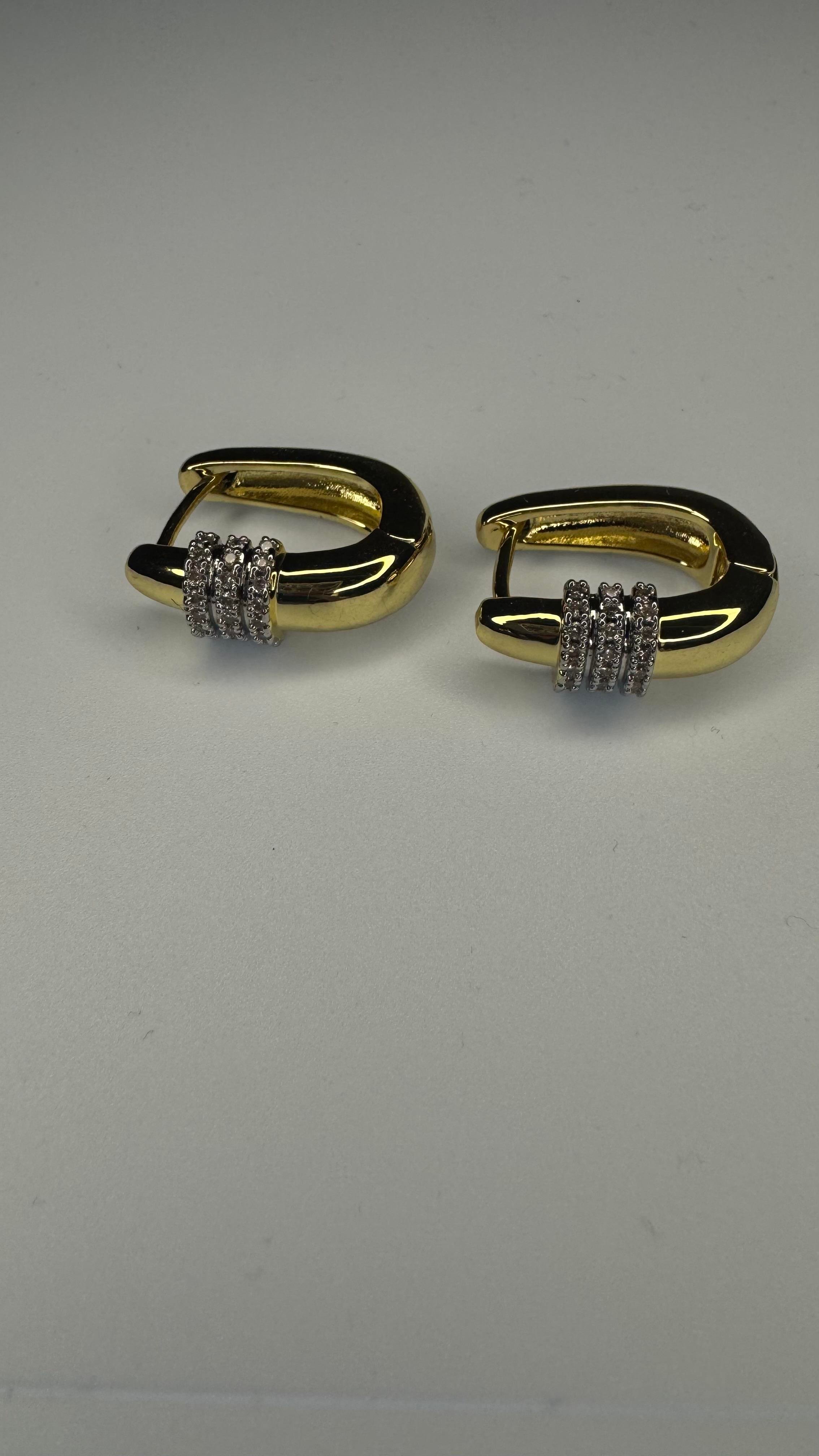 GOLD KAPLAMA BOMBELİ ZİRKON TAŞ DETAYLI OVAL KÜPE