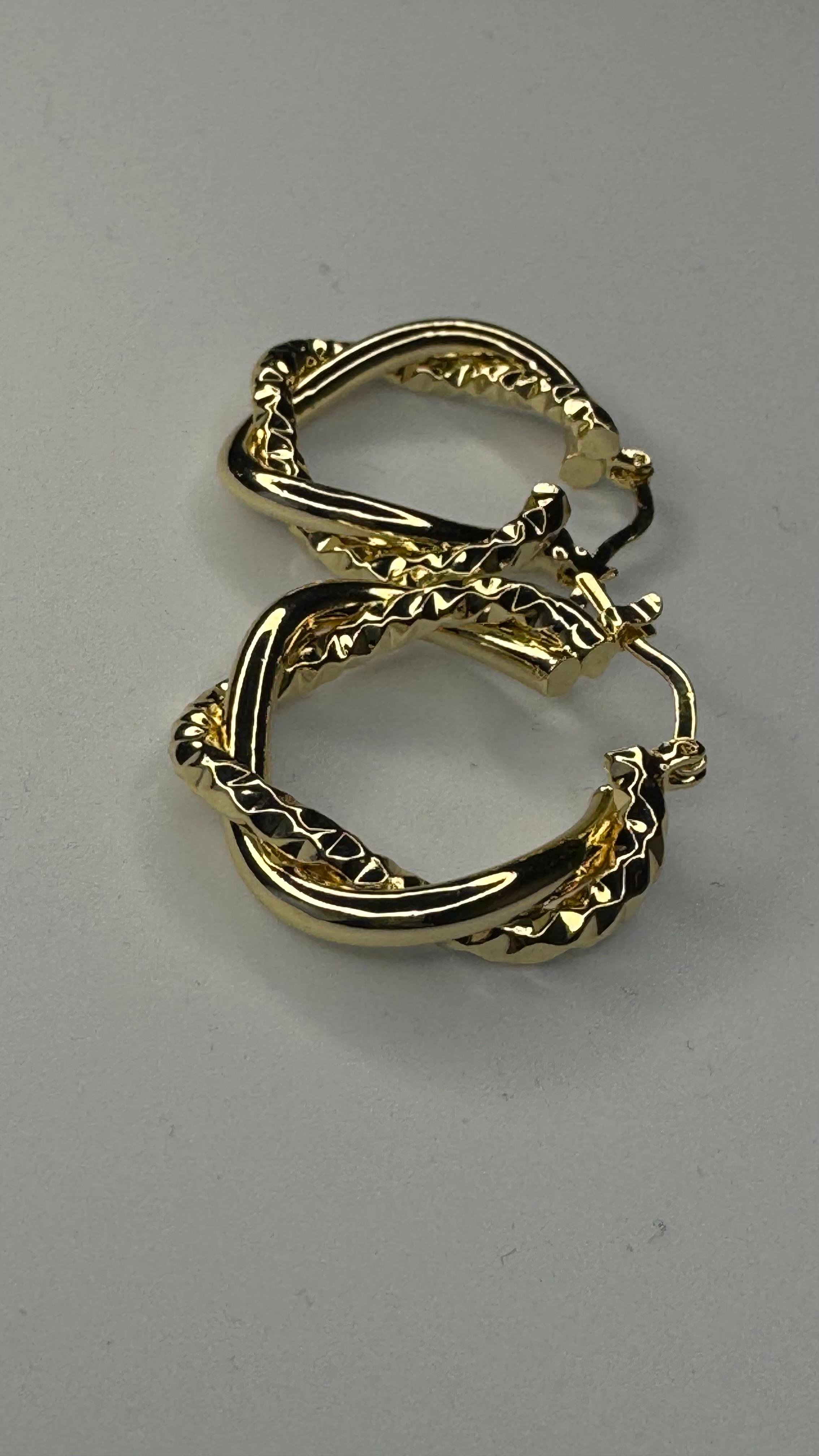 GOLD KAPLAMA SARMAL ŞEKLİNDE ŞIK HALKA KÜPE ORTA BÜYÜKLÜKTE