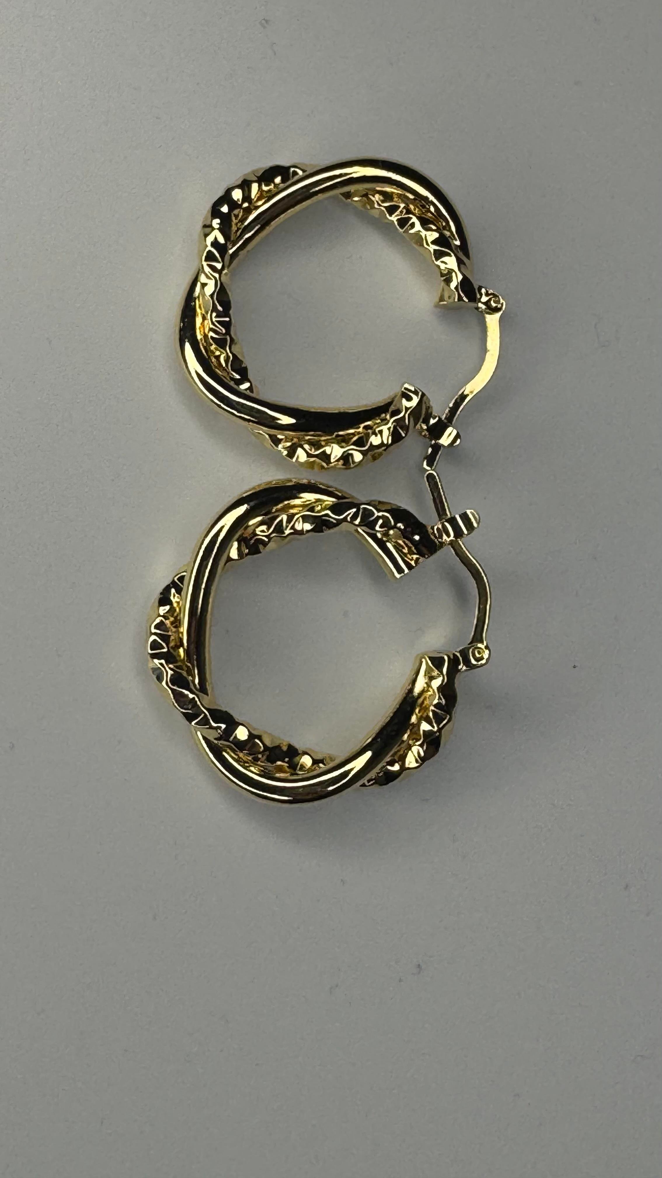 GOLD KAPLAMA SARMAL ŞEKLİNDE ŞIK HALKA KÜPE ORTA BÜYÜKLÜKTE