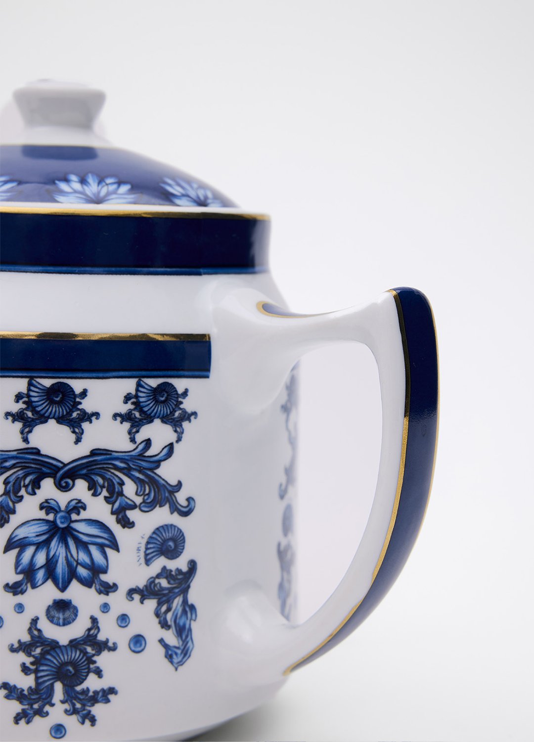 Sophisticated Blue Blanc Tea Pot 