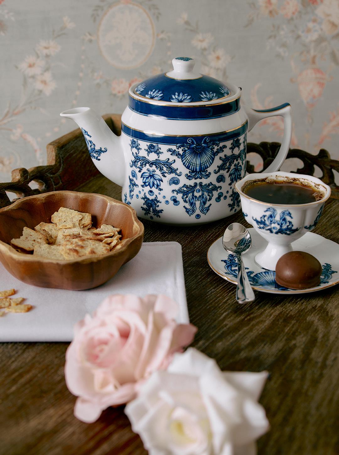 Sophisticated Blue Blanc Tea Pot 