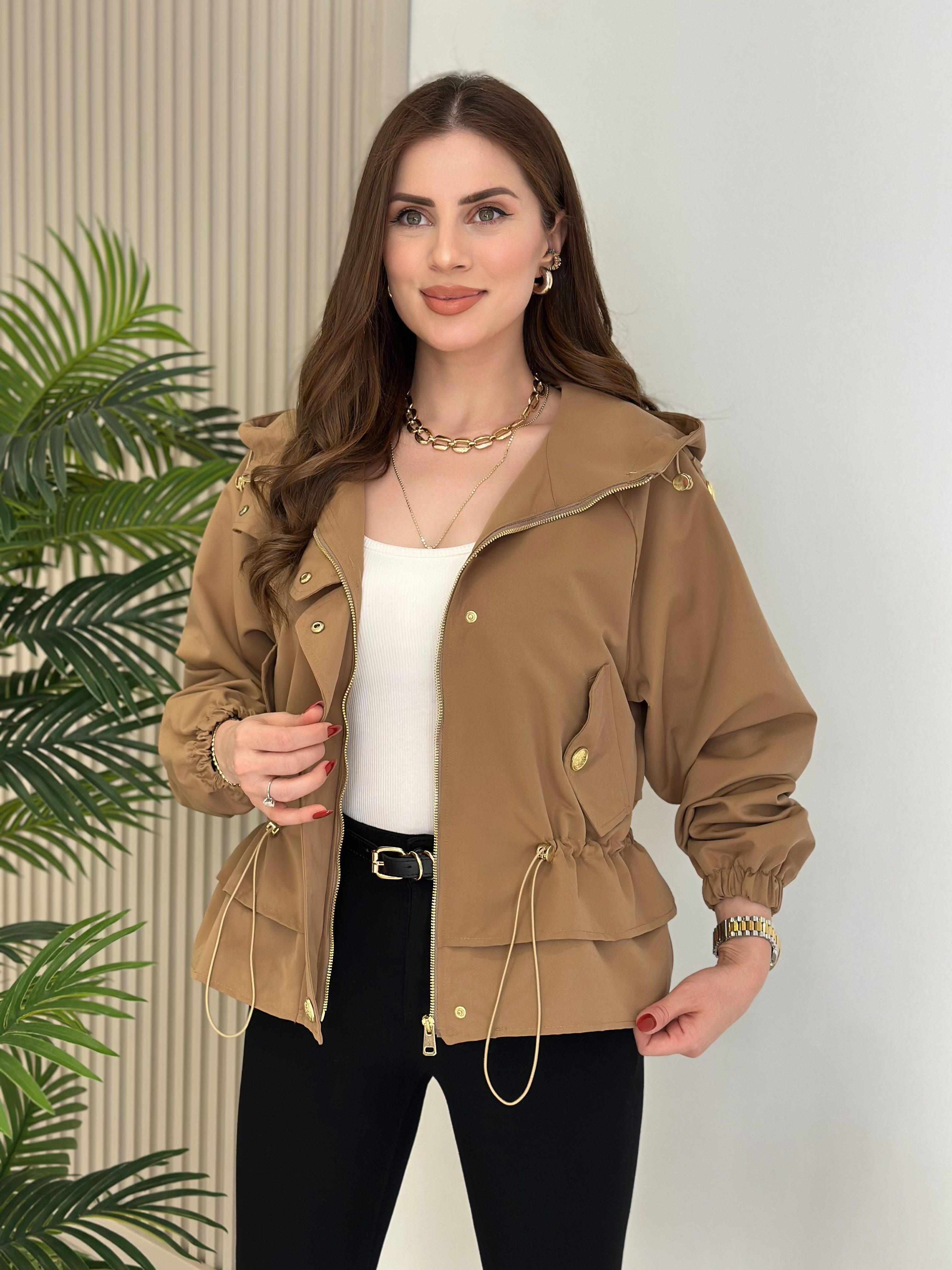 Beli Büzgü Detaylı Kapşonlu Gold Çıtçıtlı Tasarım Yağmurluk Camel