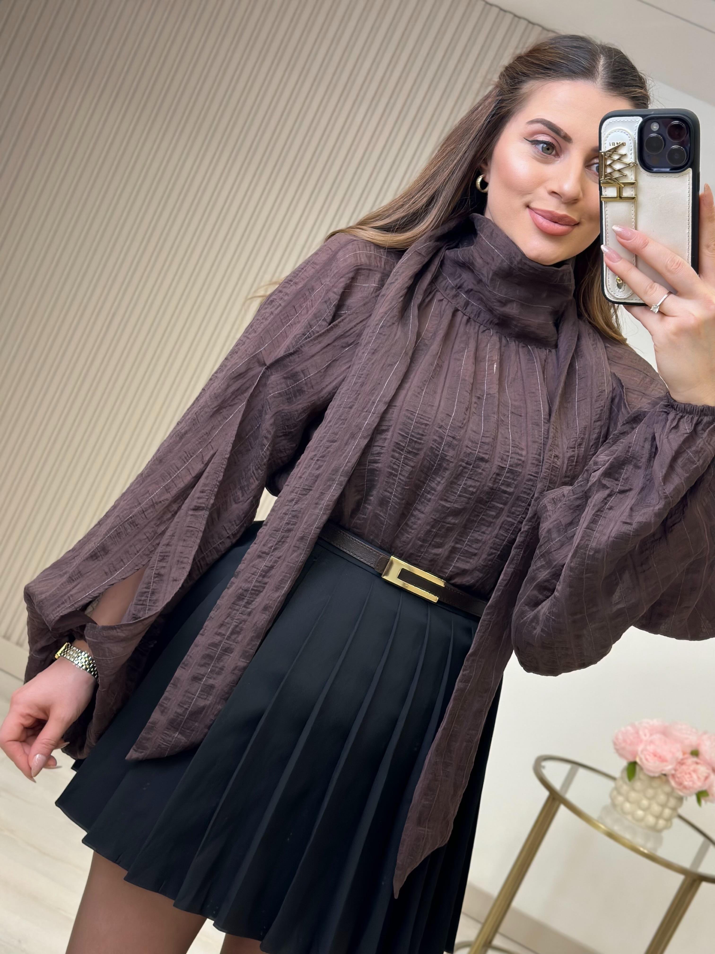 Dik Yaka Kolları Pencere Detaylı Bluz Kahve