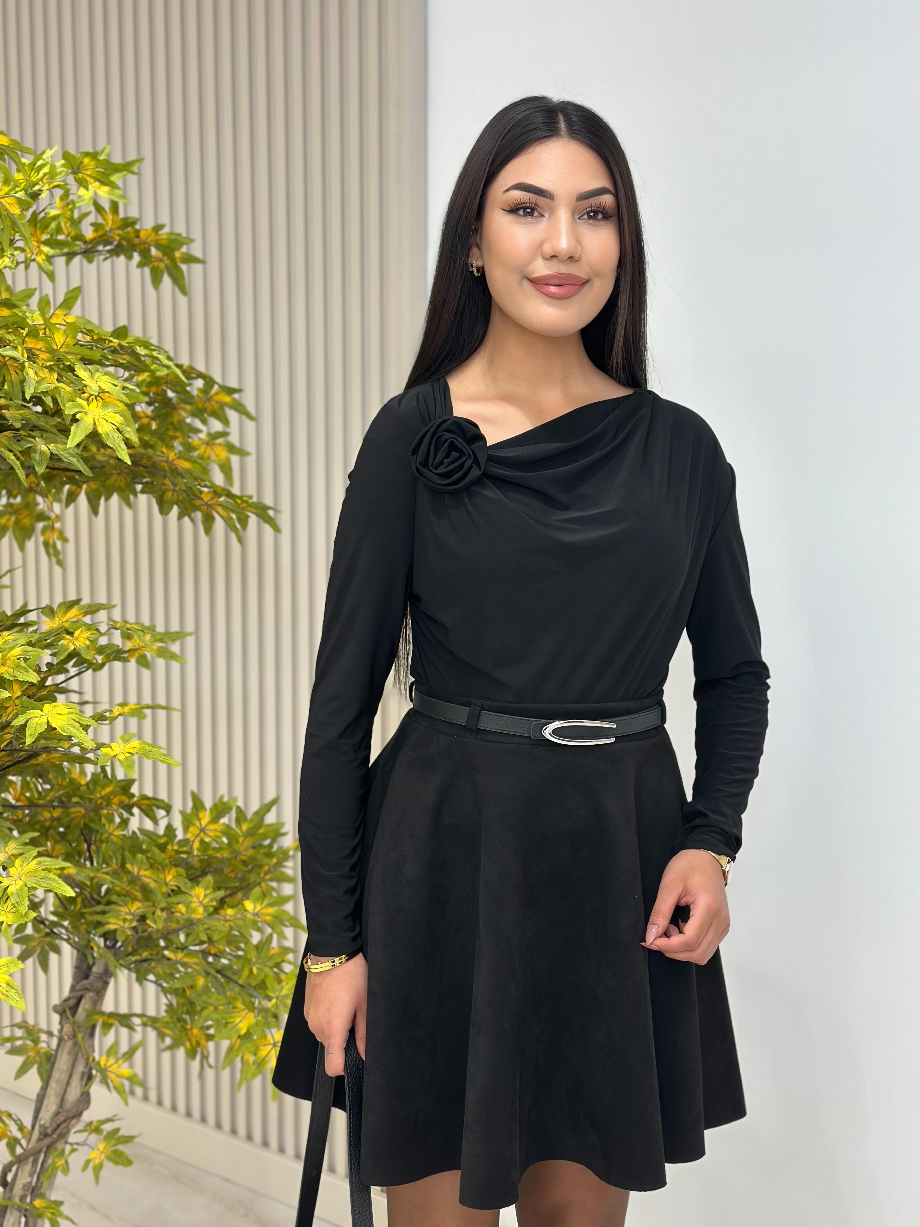 Gül Broşlu Asimetrik Yaka Sandy Kumaş Bluz Siyah