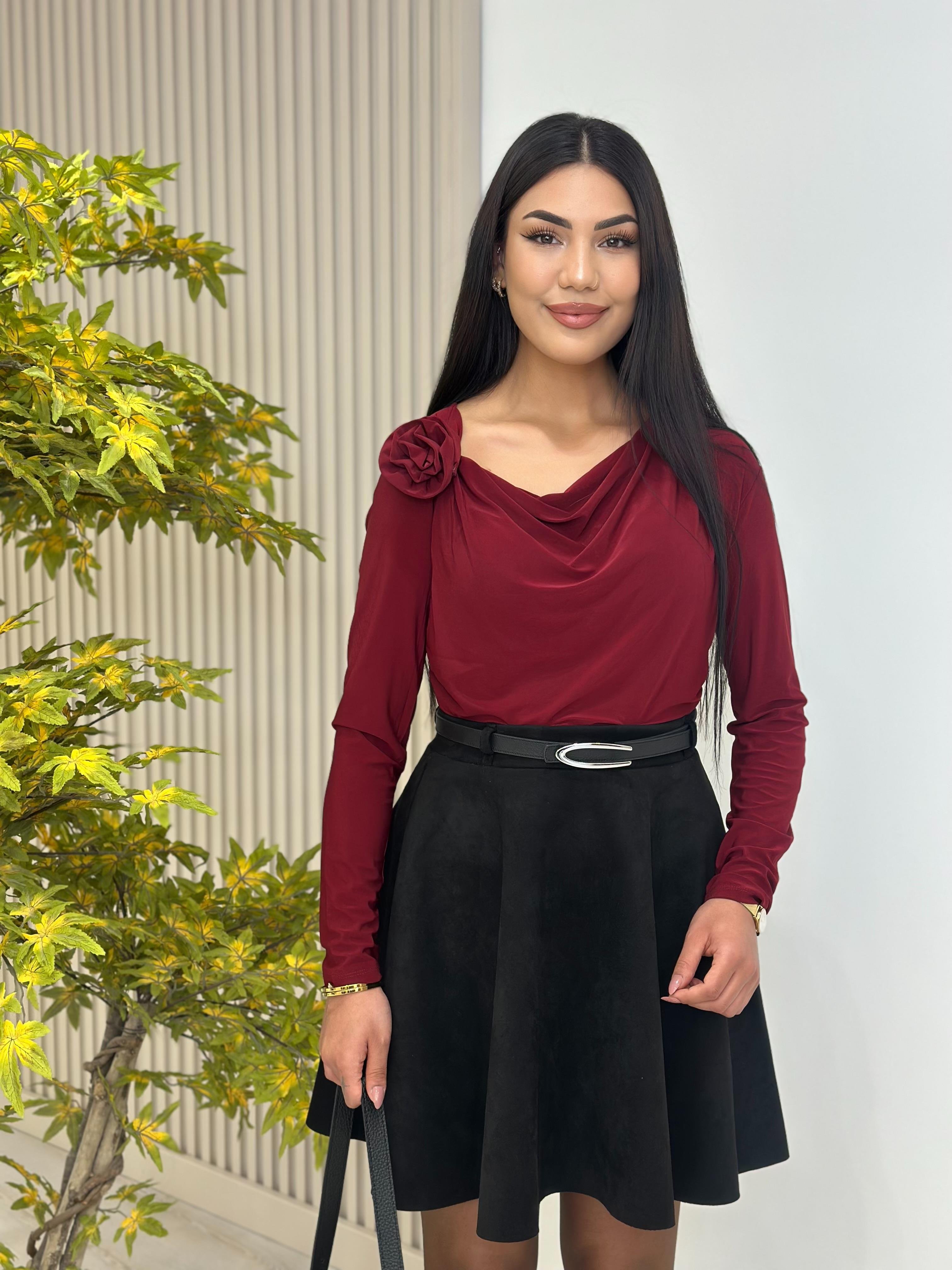 Gül Broşlu Asimetrik Yaka Sandy Kumaş Bluz Bordo