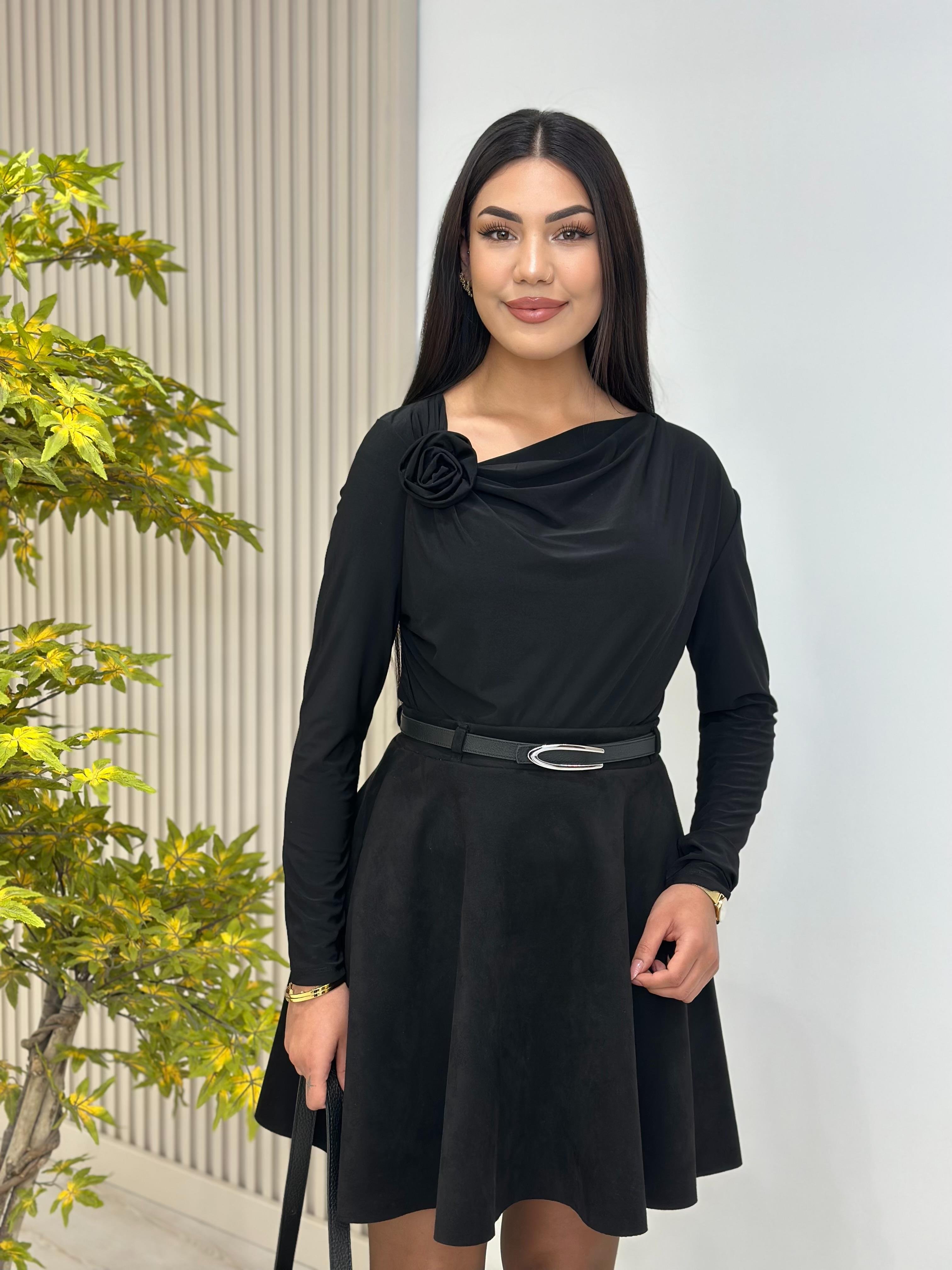 Gül Broşlu Asimetrik Yaka Sandy Kumaş Bluz Siyah