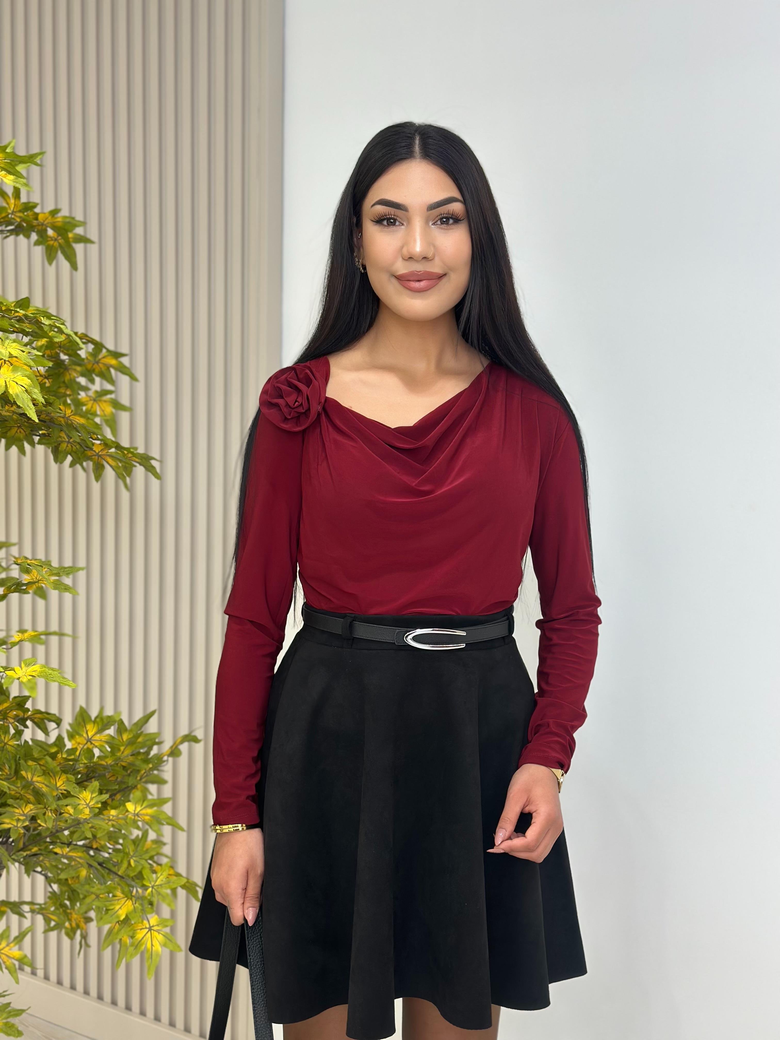 Gül Broşlu Asimetrik Yaka Sandy Kumaş Bluz Bordo
