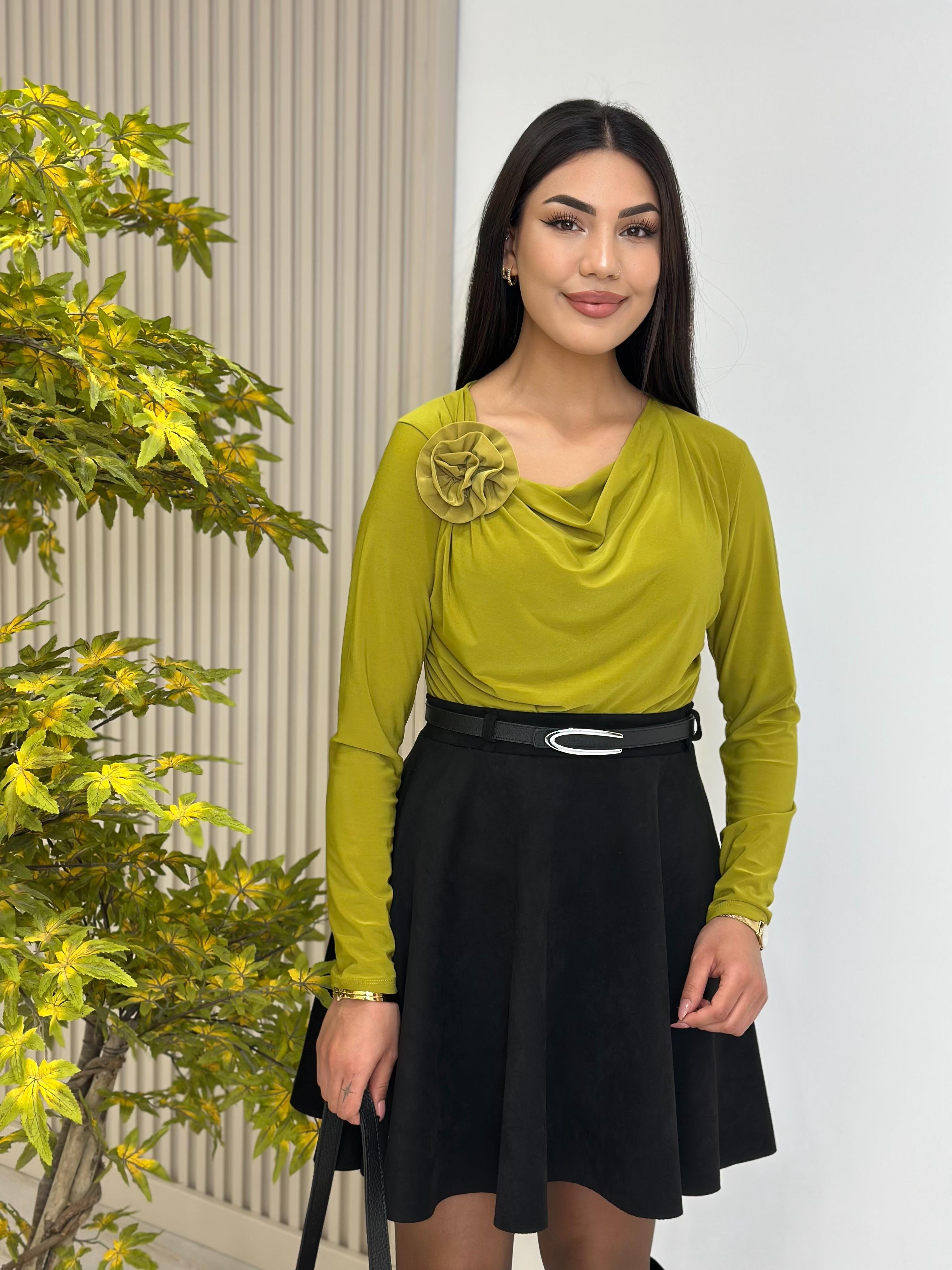 Gül Broşlu Asimetrik Yaka Sandy Kumaş Bluz Yağ Yeşili
