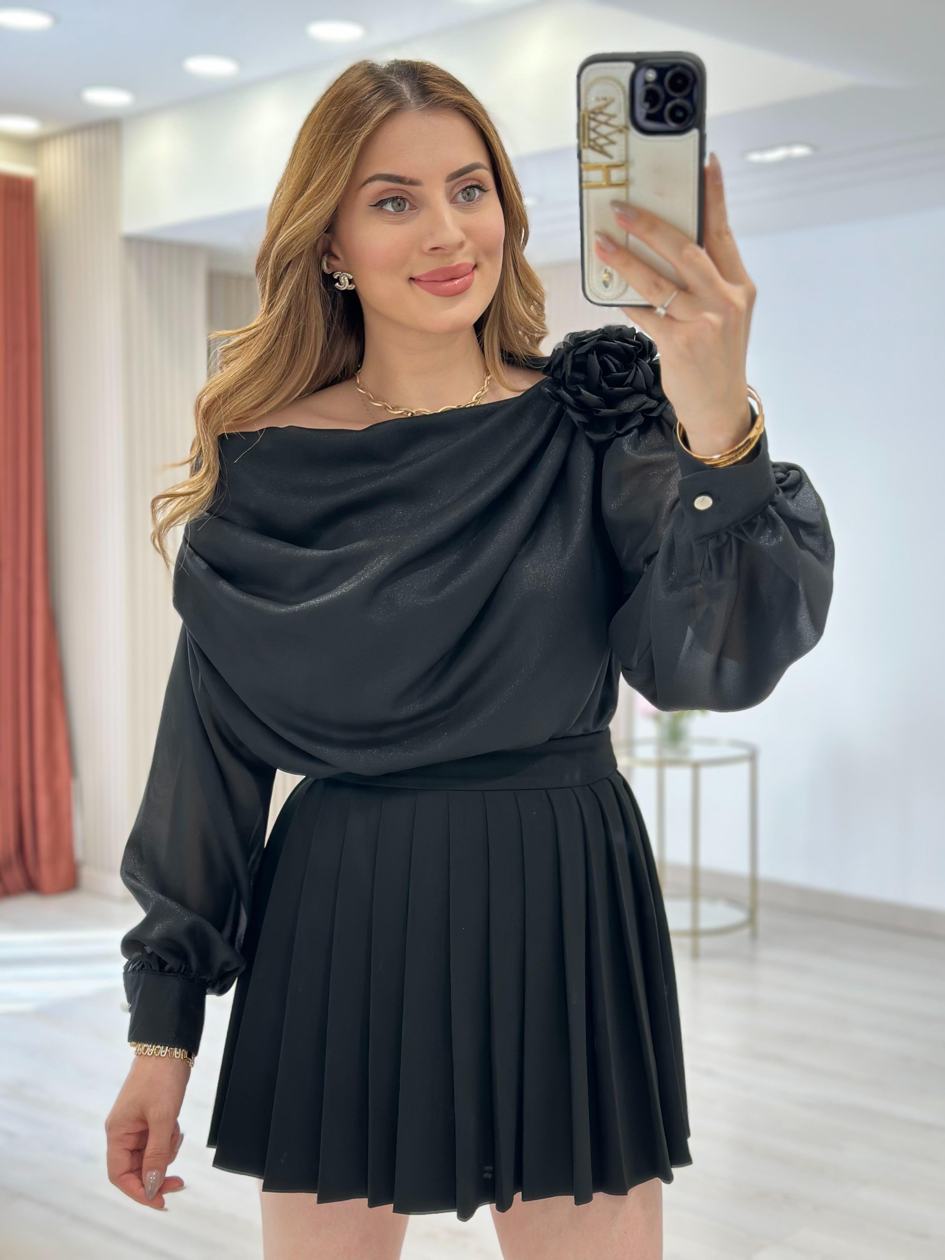 Gül Broşlu Madonna Yaka Tasarım Özel Seri Bluz Siyah