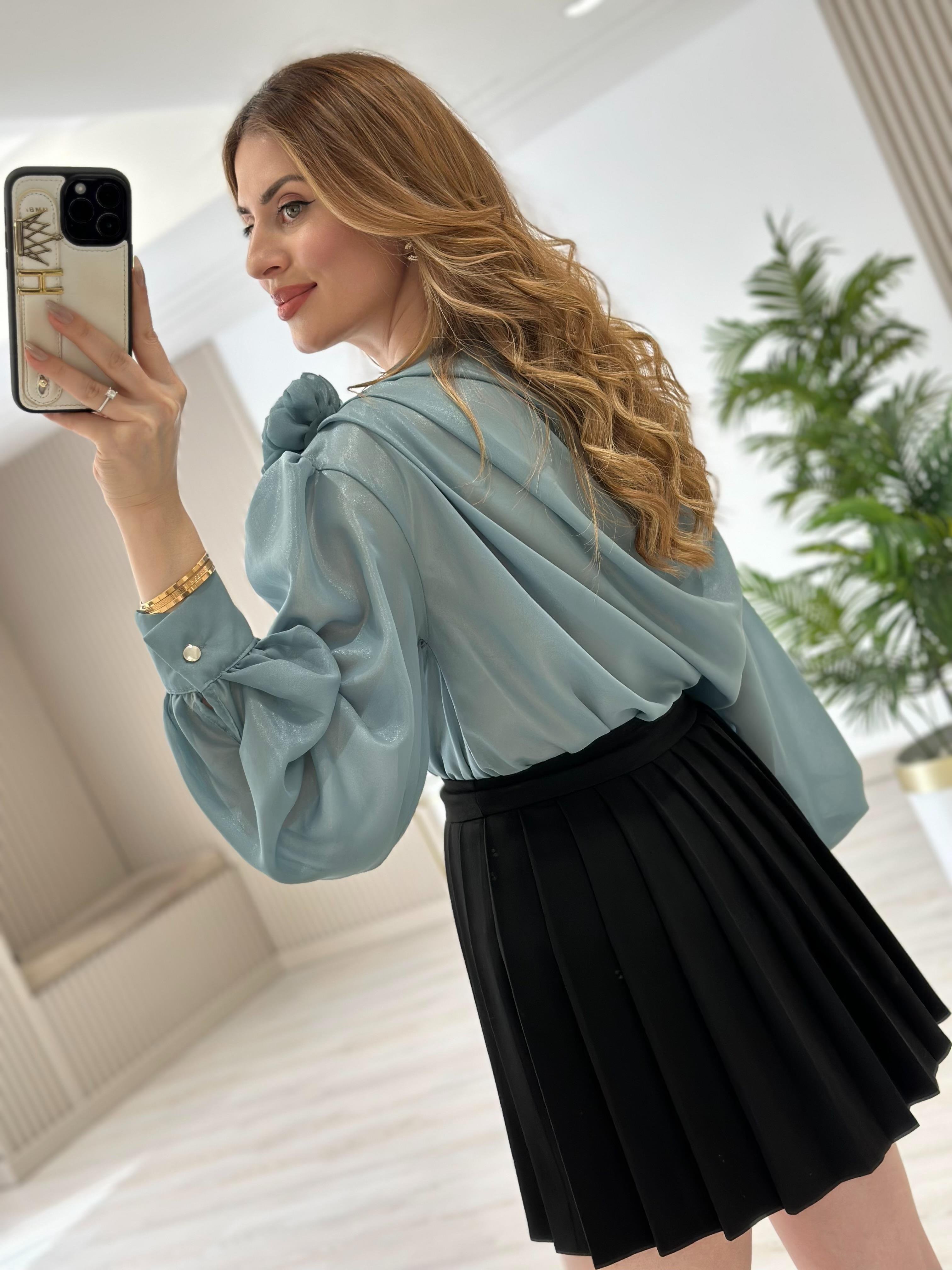 Gül Broşlu Madonna Yaka Tasarım Özel Seri Bluz Mint 