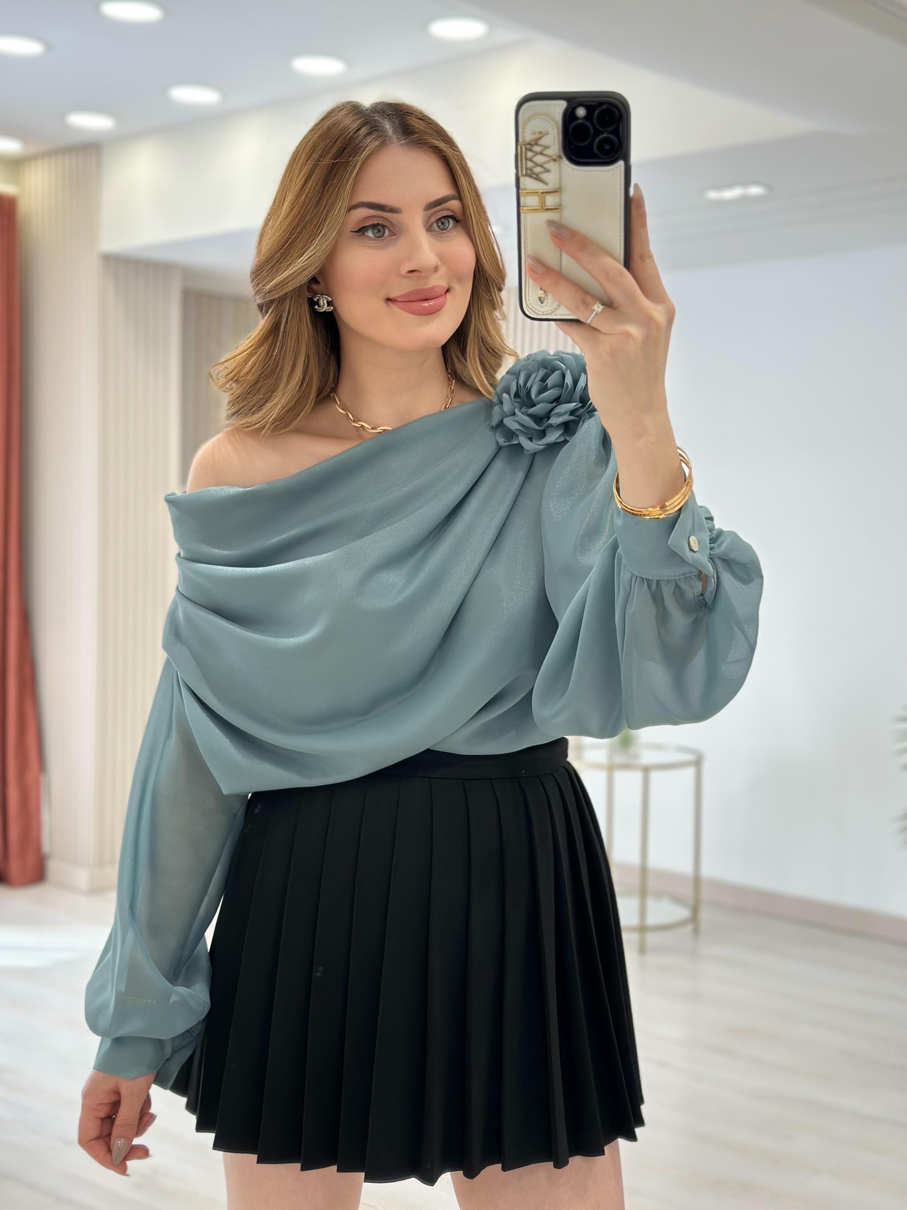 Gül Broşlu Madonna Yaka Tasarım Özel Seri Bluz Mint 