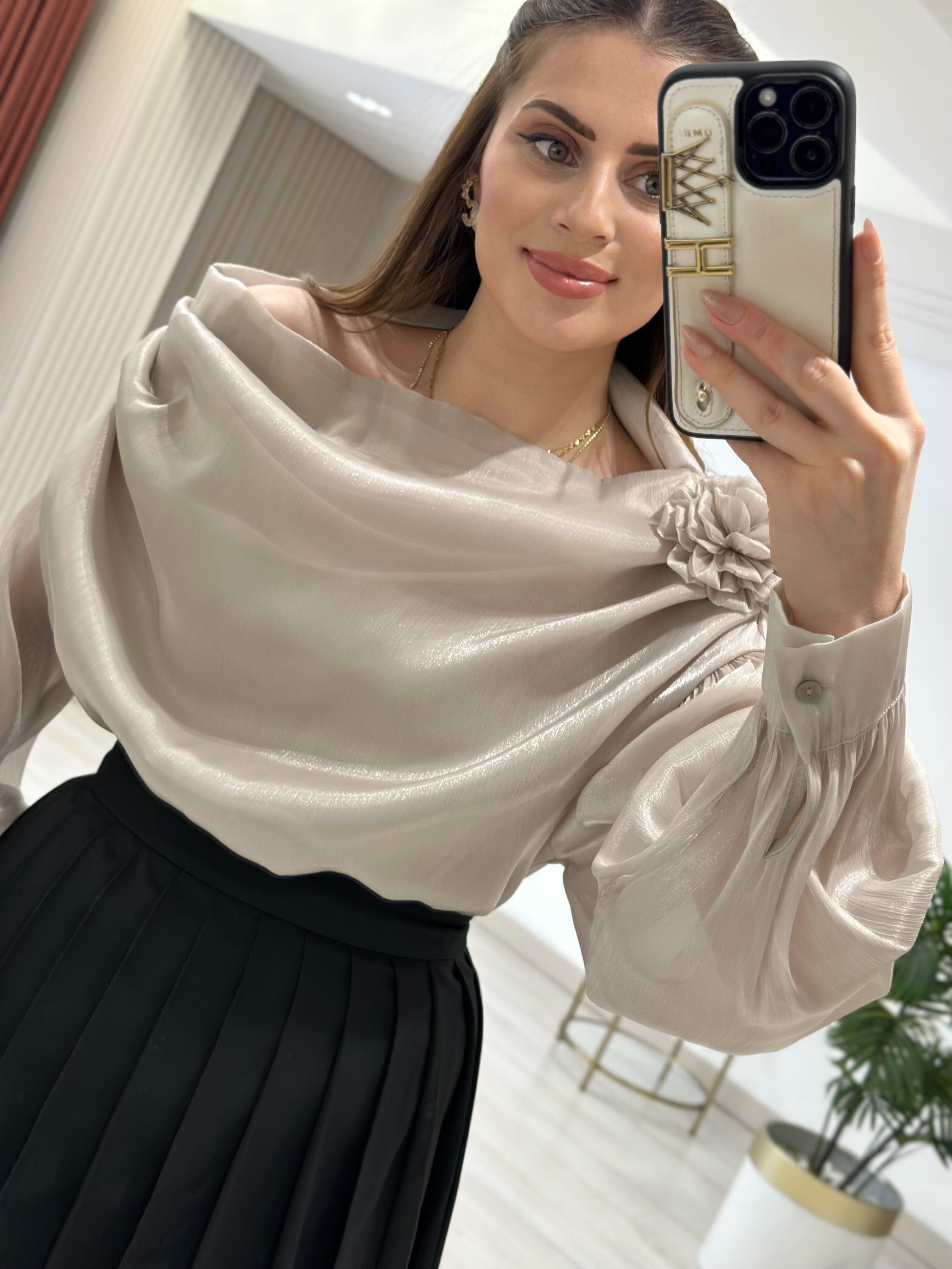 Gül Broşlu Parlak Şifon Kumaş Salaş Bluz Gümüş