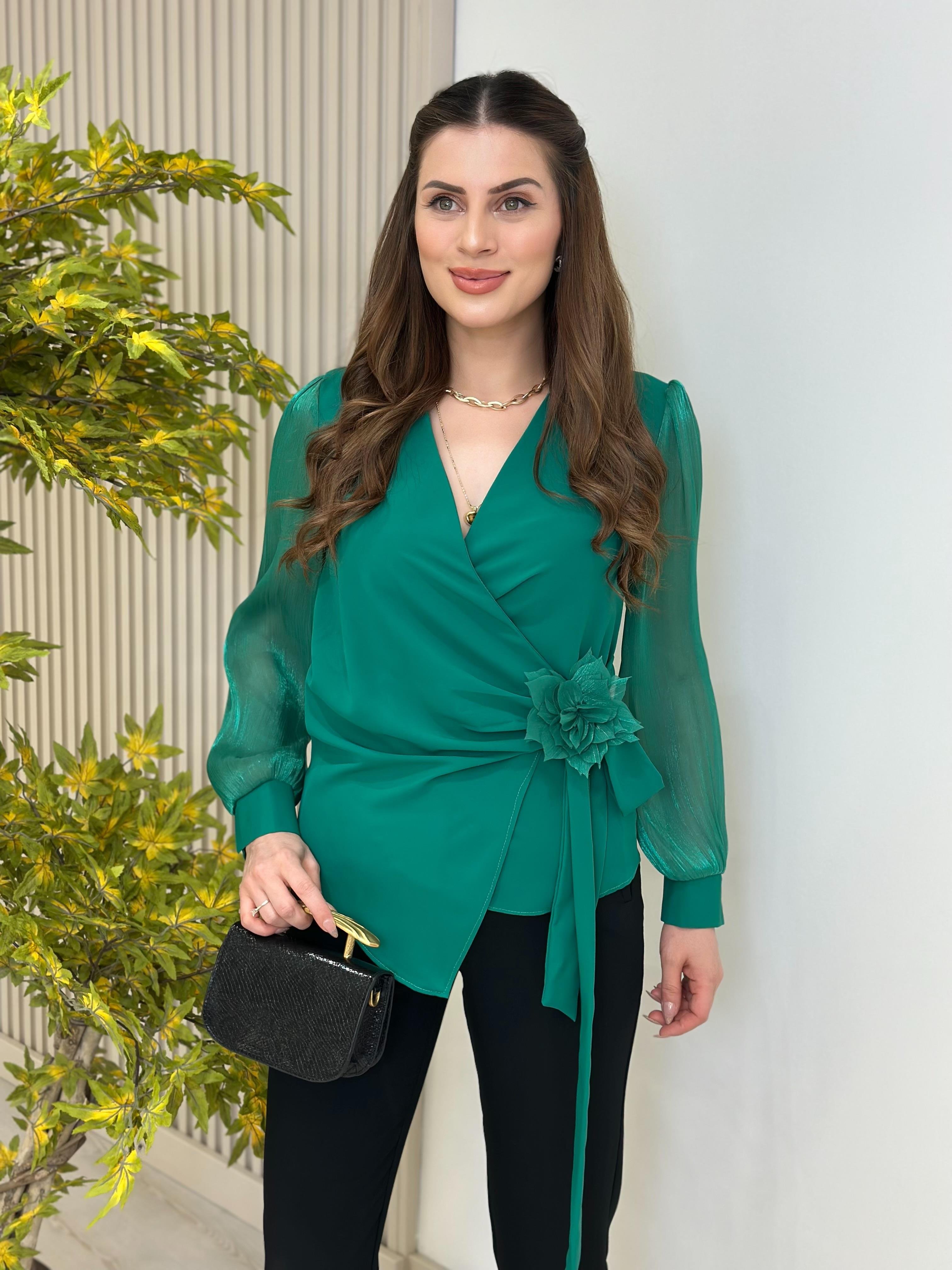 Kruvaze Gül Broşlu Kolları Şifon Detaylı Bluz Zümrüt