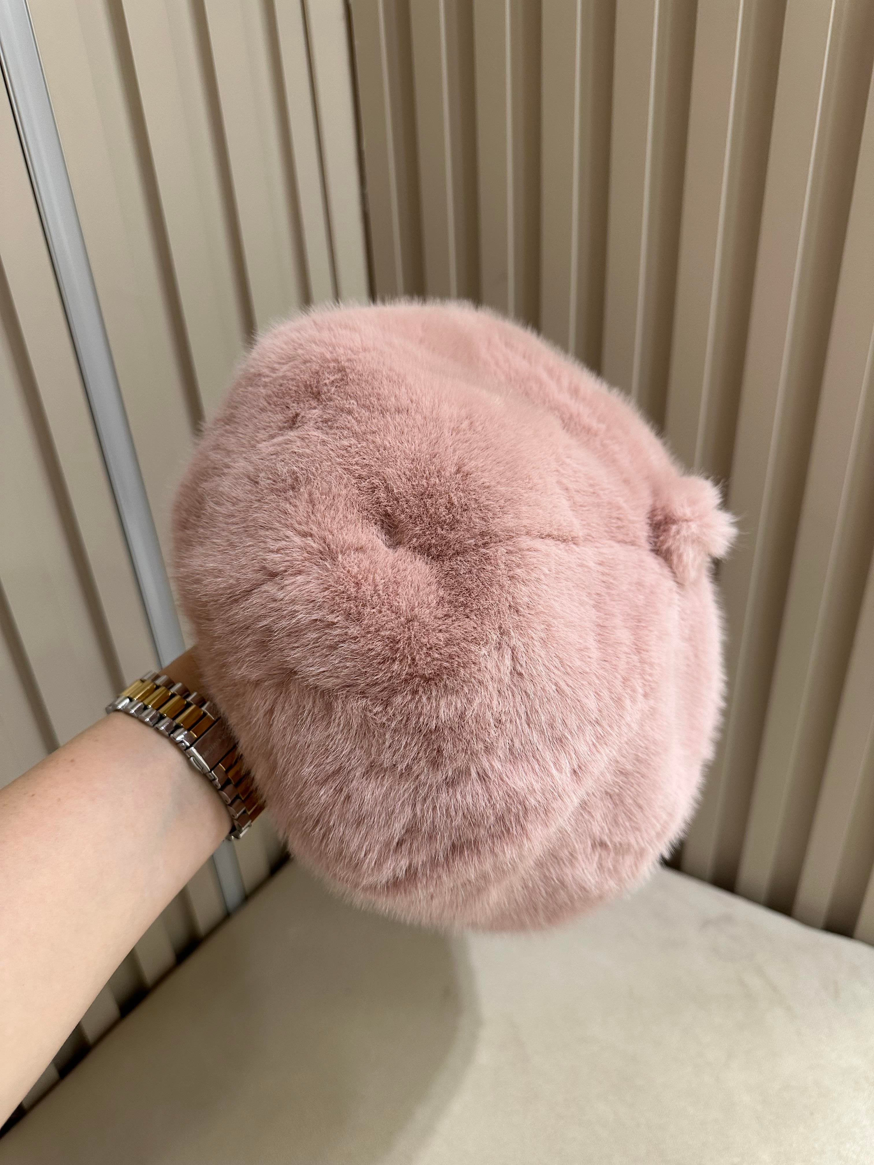 Kürklü Ressam Bere Pembe