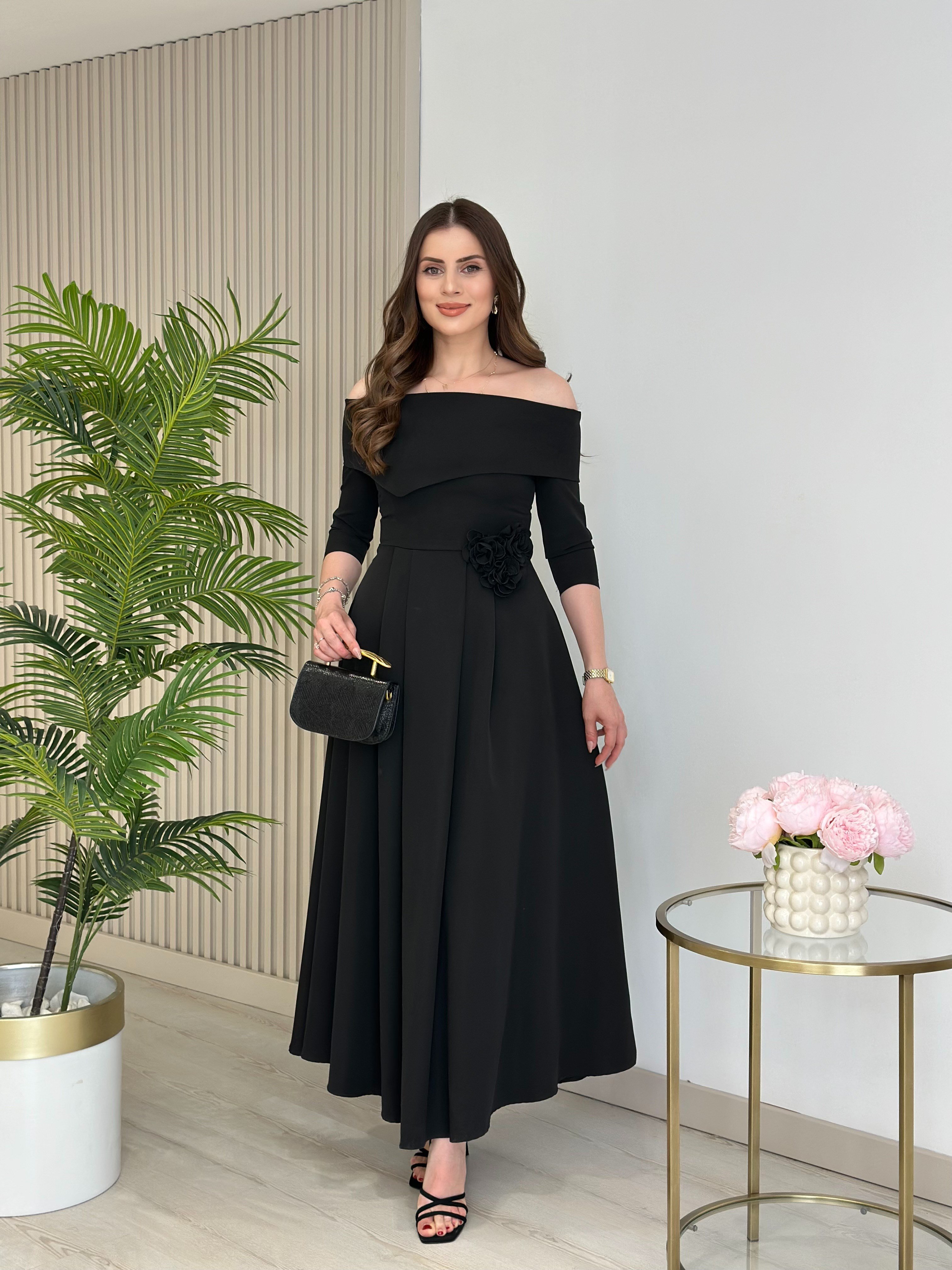 Madonna Yaka Broşlu Kloş Elbise Siyah