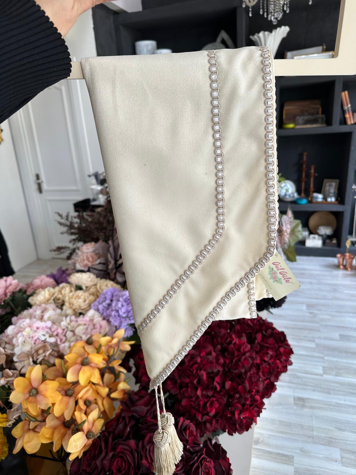 Su taşlı biyeli kadife masa bandı  50*180 cm