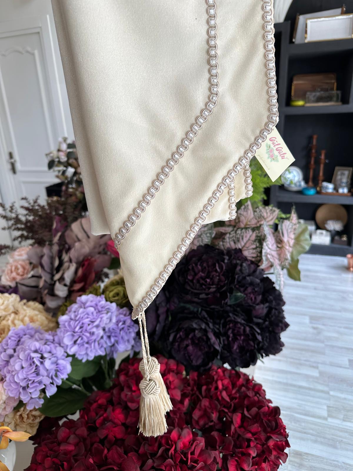 Su taşlı biyeli kadife masa bandı  50*180 cm