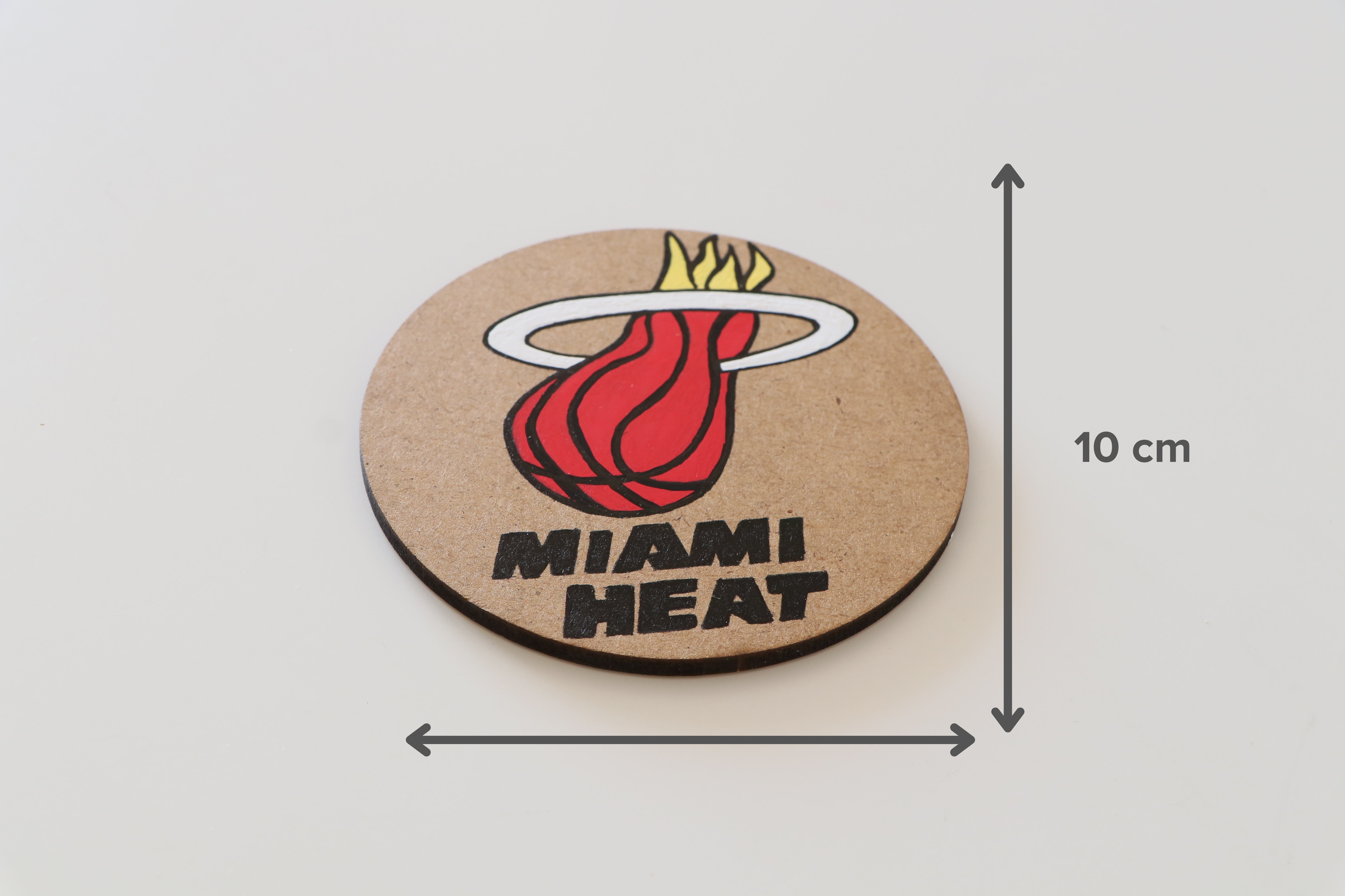 Duralit Üzerine Akrilik Boya Resim - 10 cm Çapında - Resim + Şövale Bir Arada - Basketbol Takımı: Miami Heat