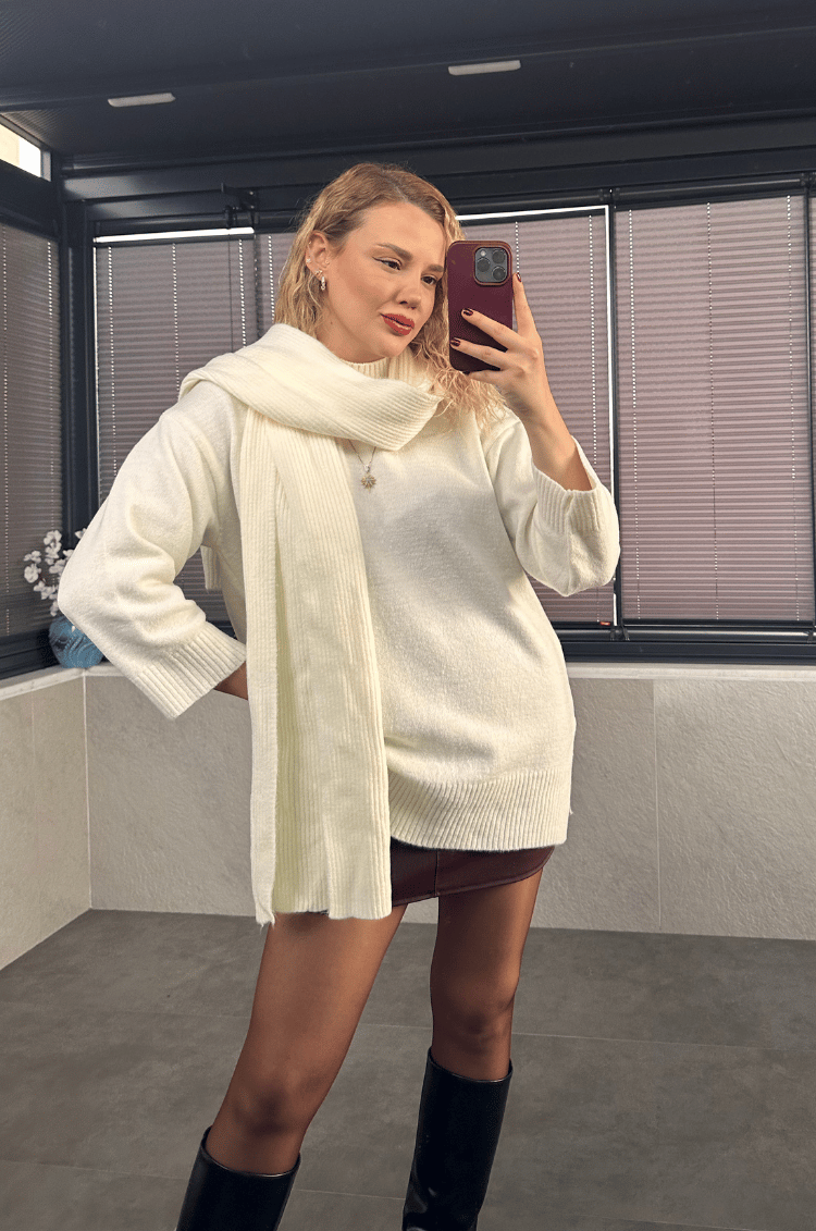 Beyaz Bisiklet Yaka Atkılı Oversize Kazak