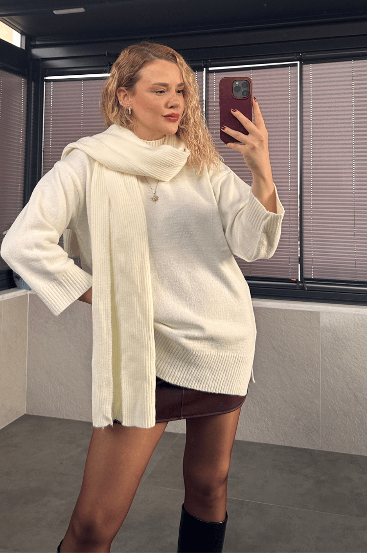 Beyaz Bisiklet Yaka Atkılı Oversize Kazak