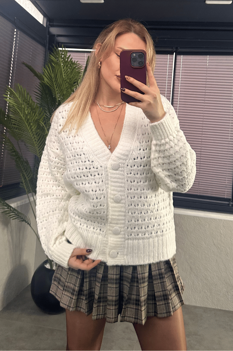 Beyaz Delikli Örgü Model Hırka