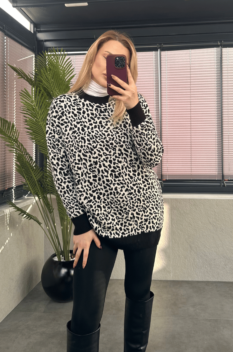Beyaz Leopar Desenli Yarı Boğazlı Oversize Kazak