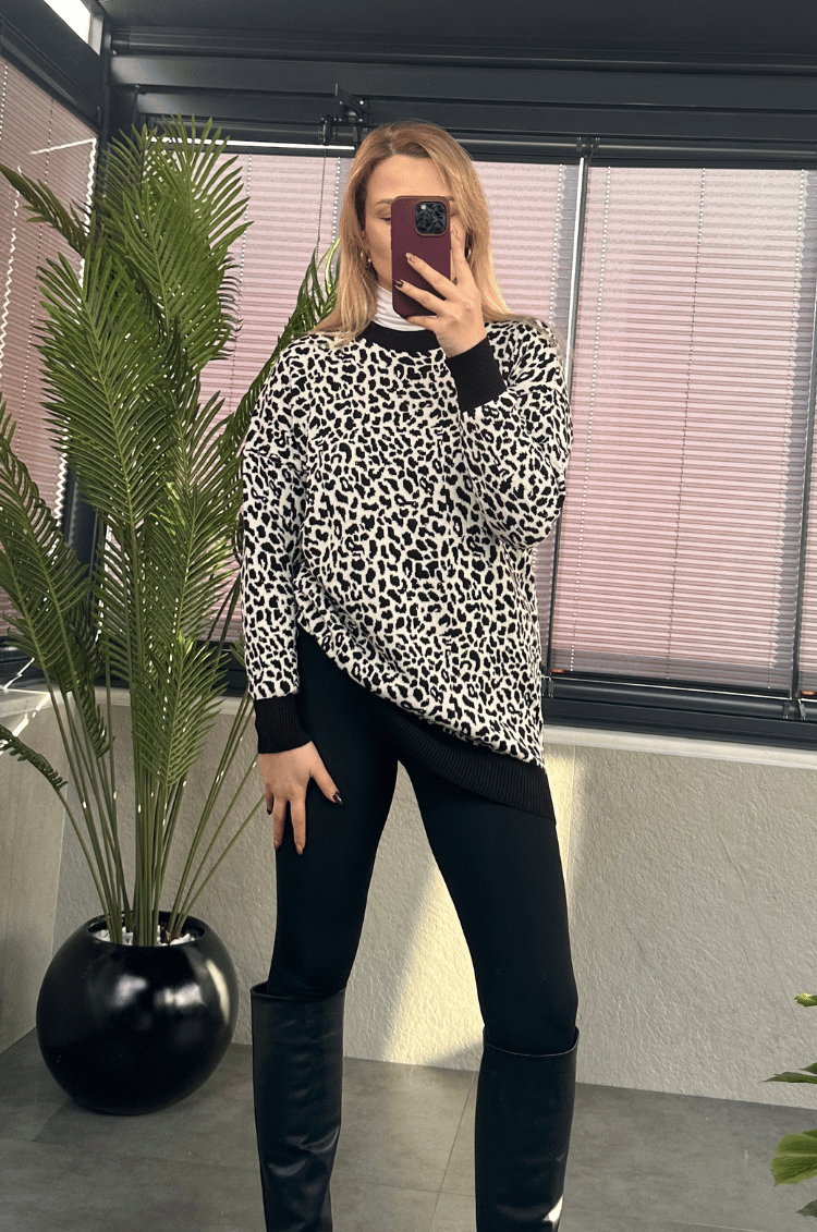 Beyaz Leopar Desenli Yarı Boğazlı Oversize Kazak