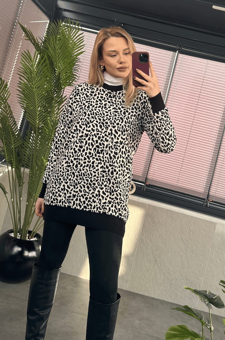 Beyaz Leopar Desenli Yarı Boğazlı Oversize Kazak