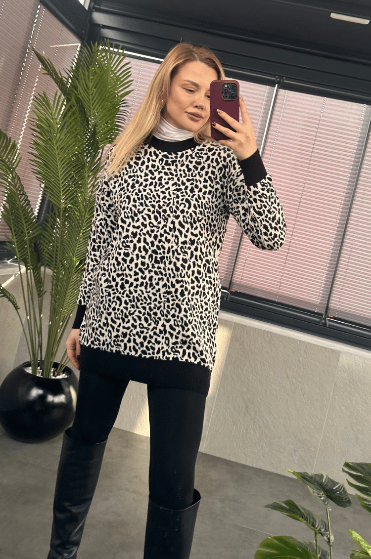 Beyaz Leopar Desenli Yarı Boğazlı Oversize Kazak