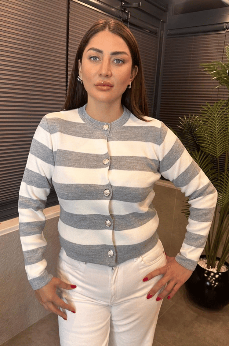 Çizgi Detaylı Gümüş Düğmeli Gri Hırka