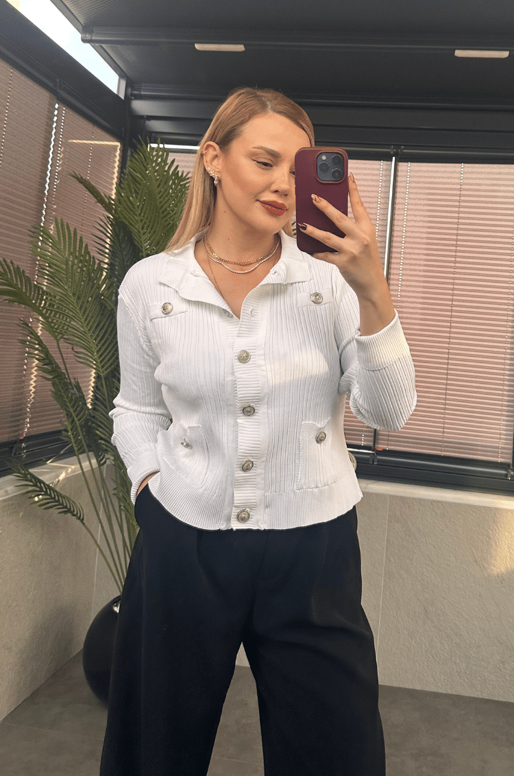 Gümüş Düğmeli Cep Detaylı Fitilli Beyaz Triko 