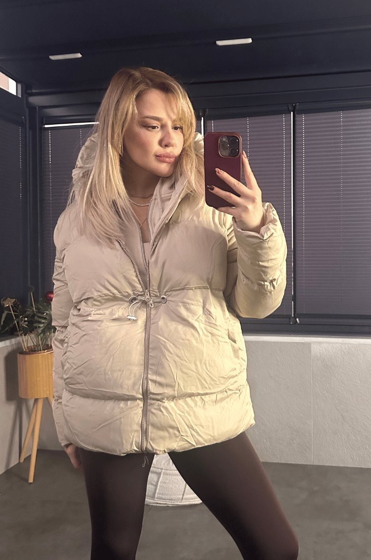 Krem Rengi Kapüşonlu Beli Lastikli Şişme Mont