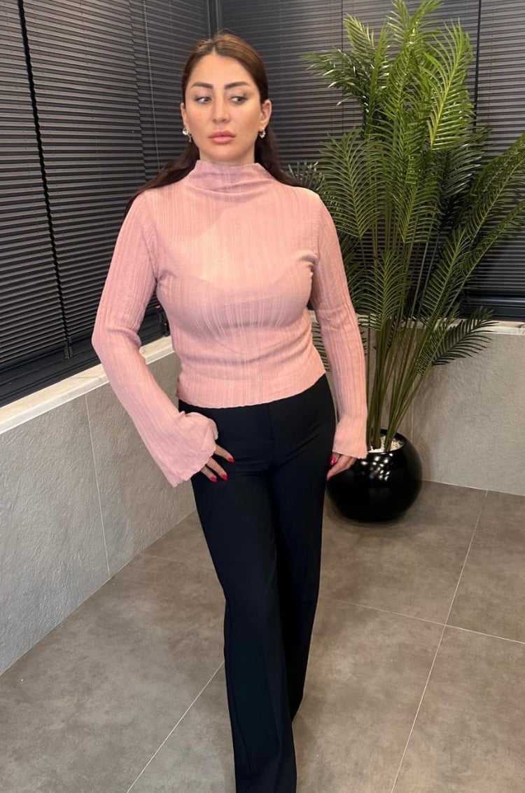 Pembe Volan Kollu Boğazlı Triko